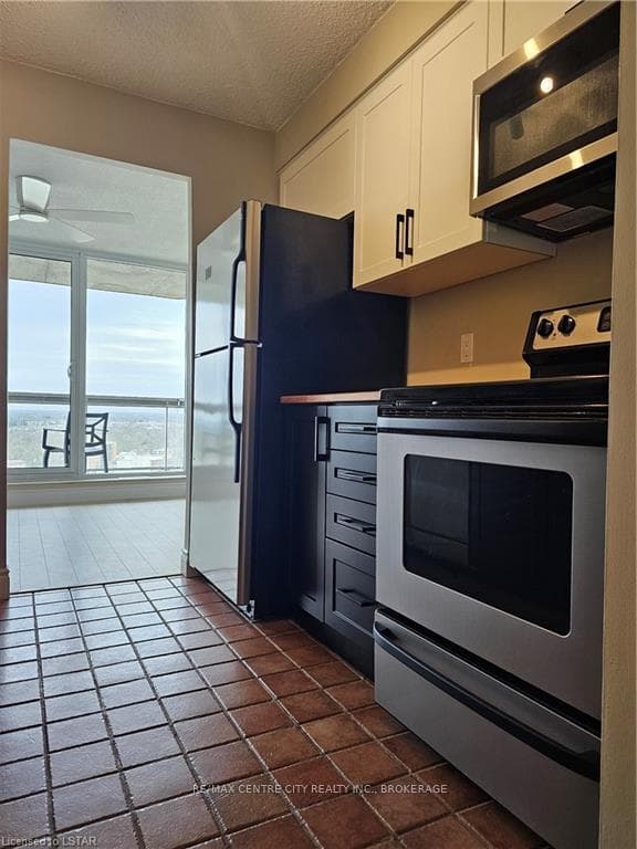 363 COLBORNE ST Street Unit 2202 photo 6