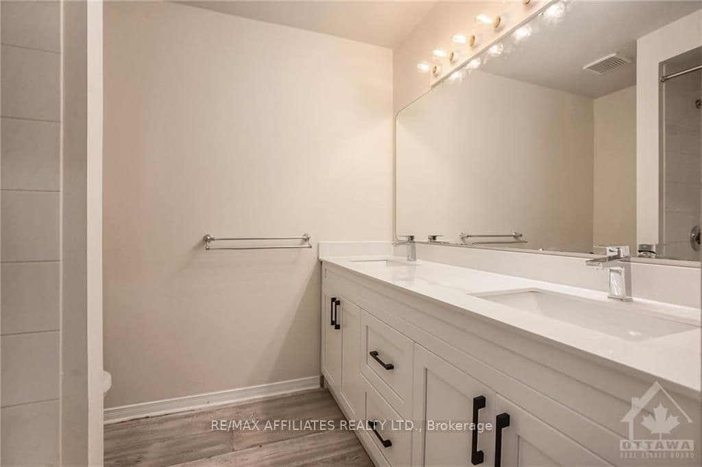 6058 PINEGLADE Crescent photo 19