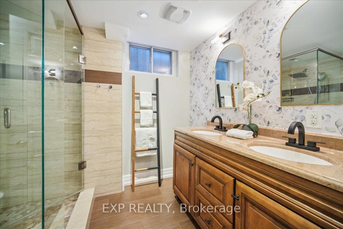 137 Kingsview Boulevard photo 35