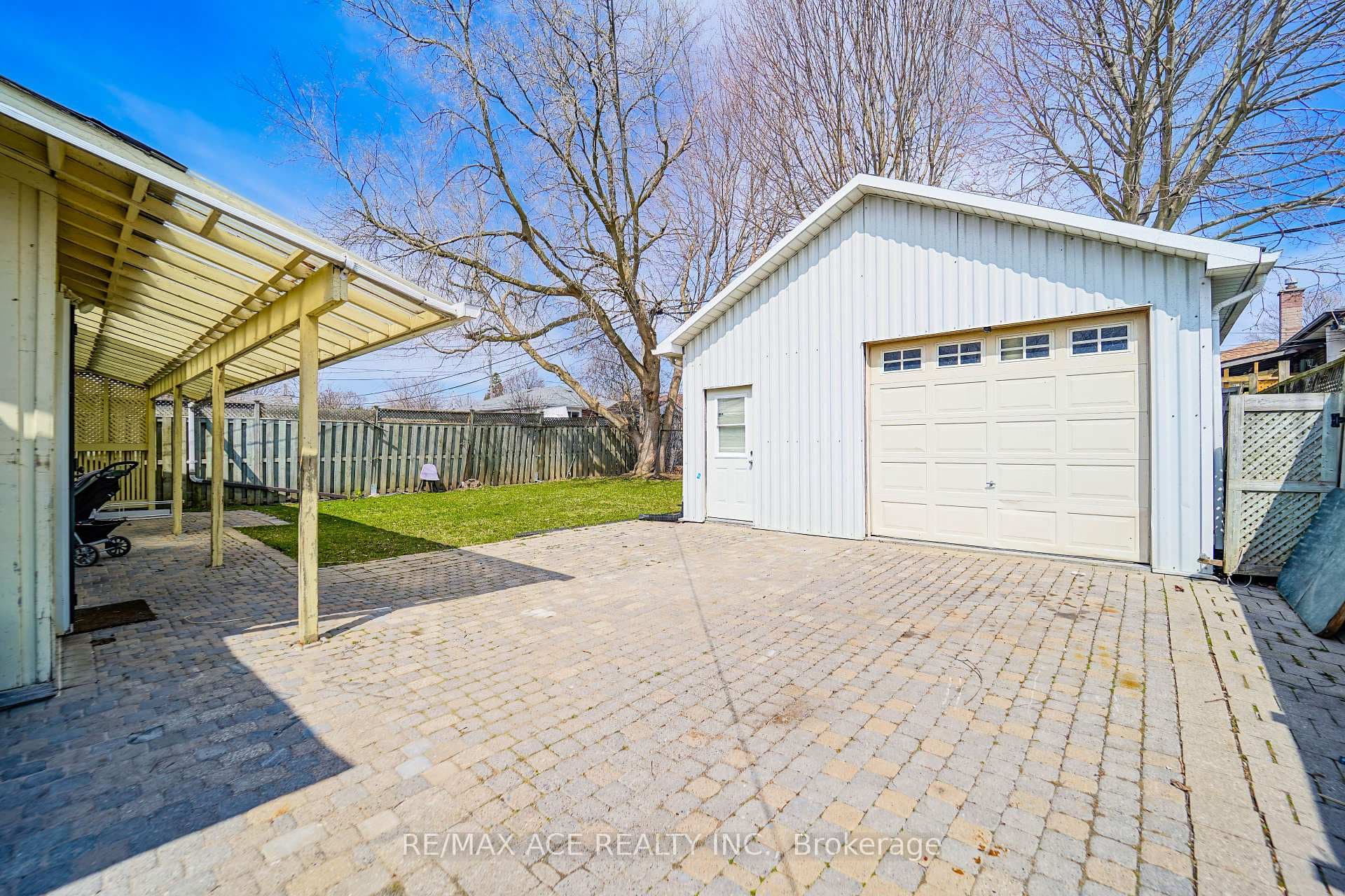 1425 Lakefield Street photo 5