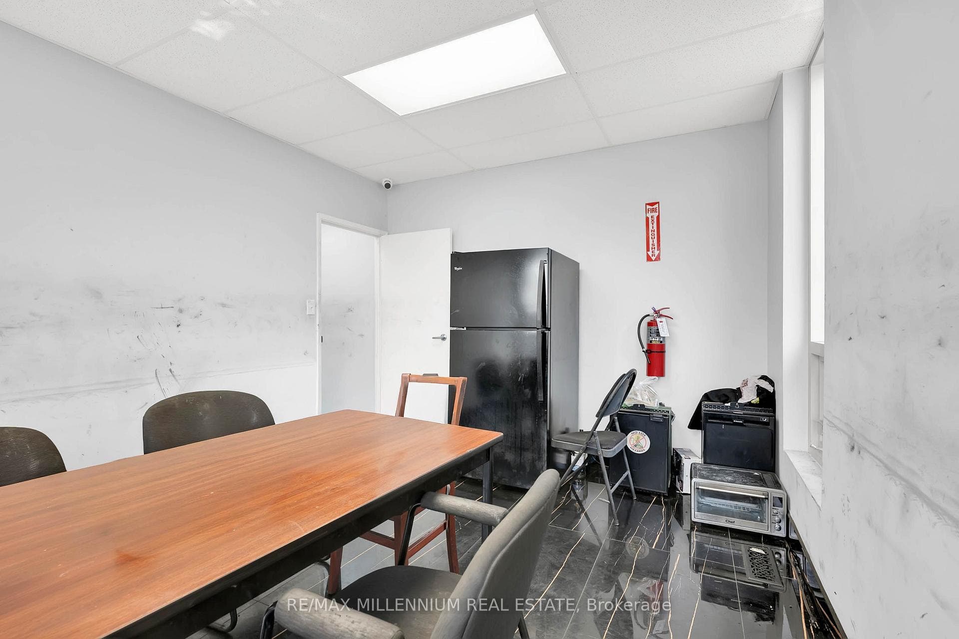5435 Maingate Drive photo 14