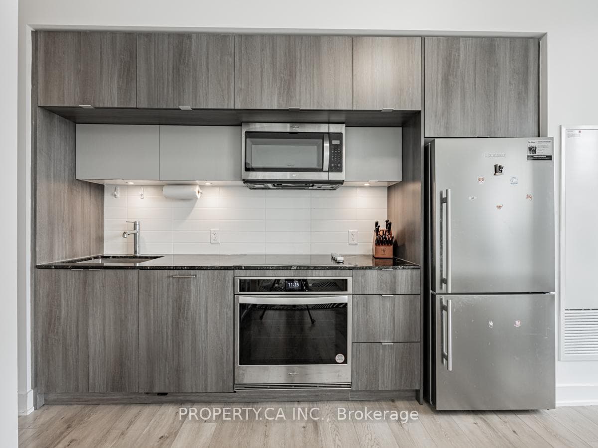 585 Bloor Street Unit 318 photo 2