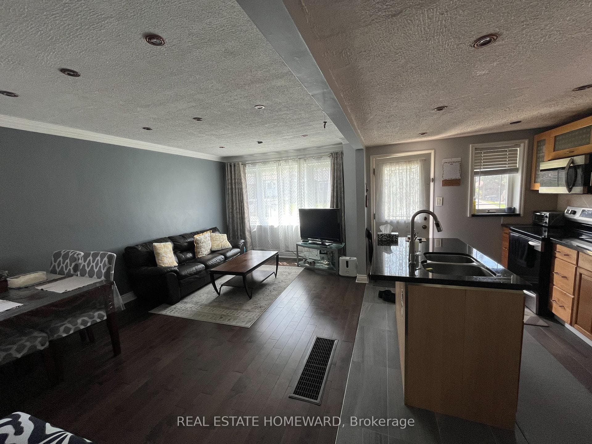 137 Harewood Avenue photo 3