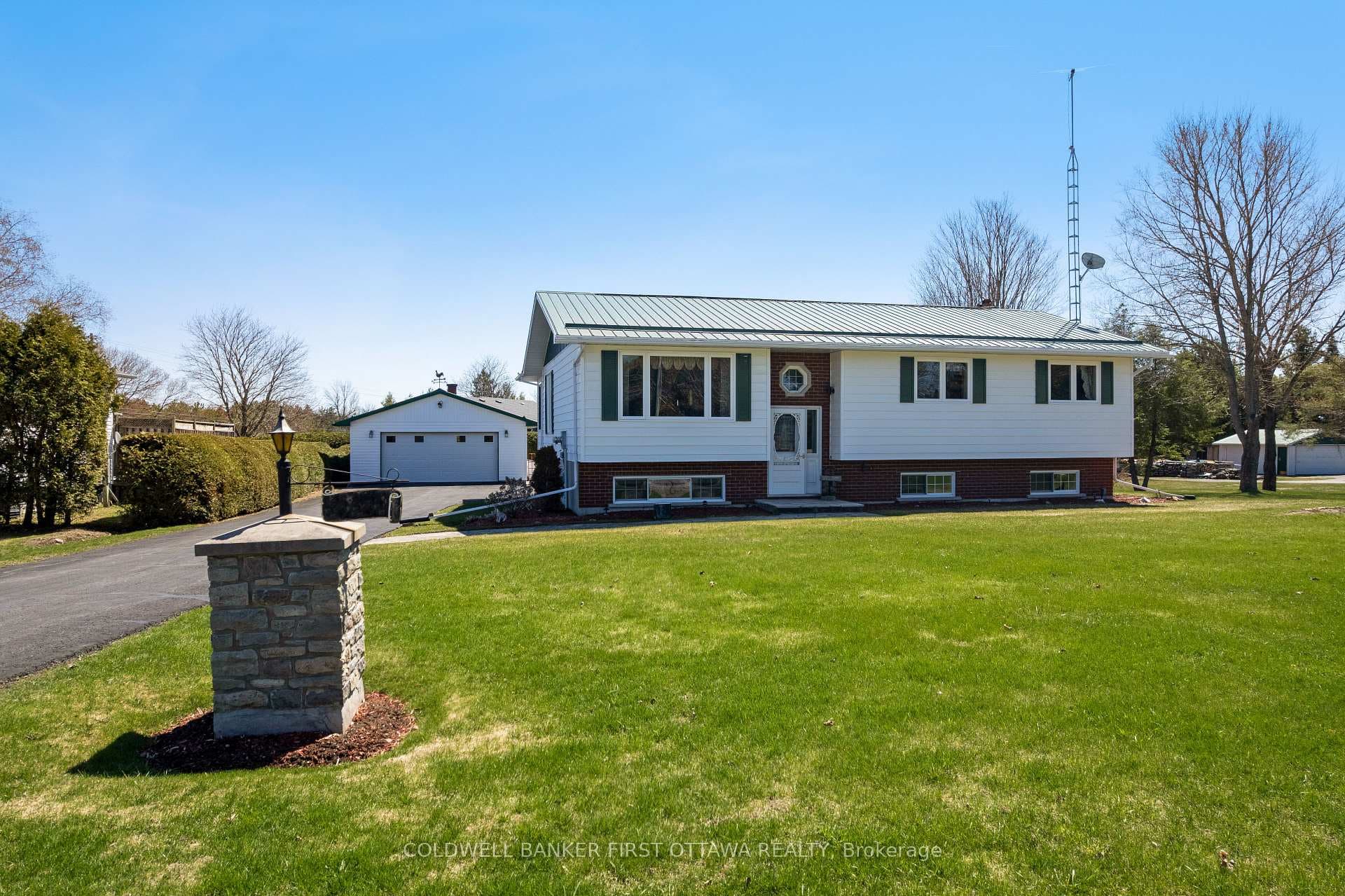 One acre bungalow, 2 garages & natural gas heating