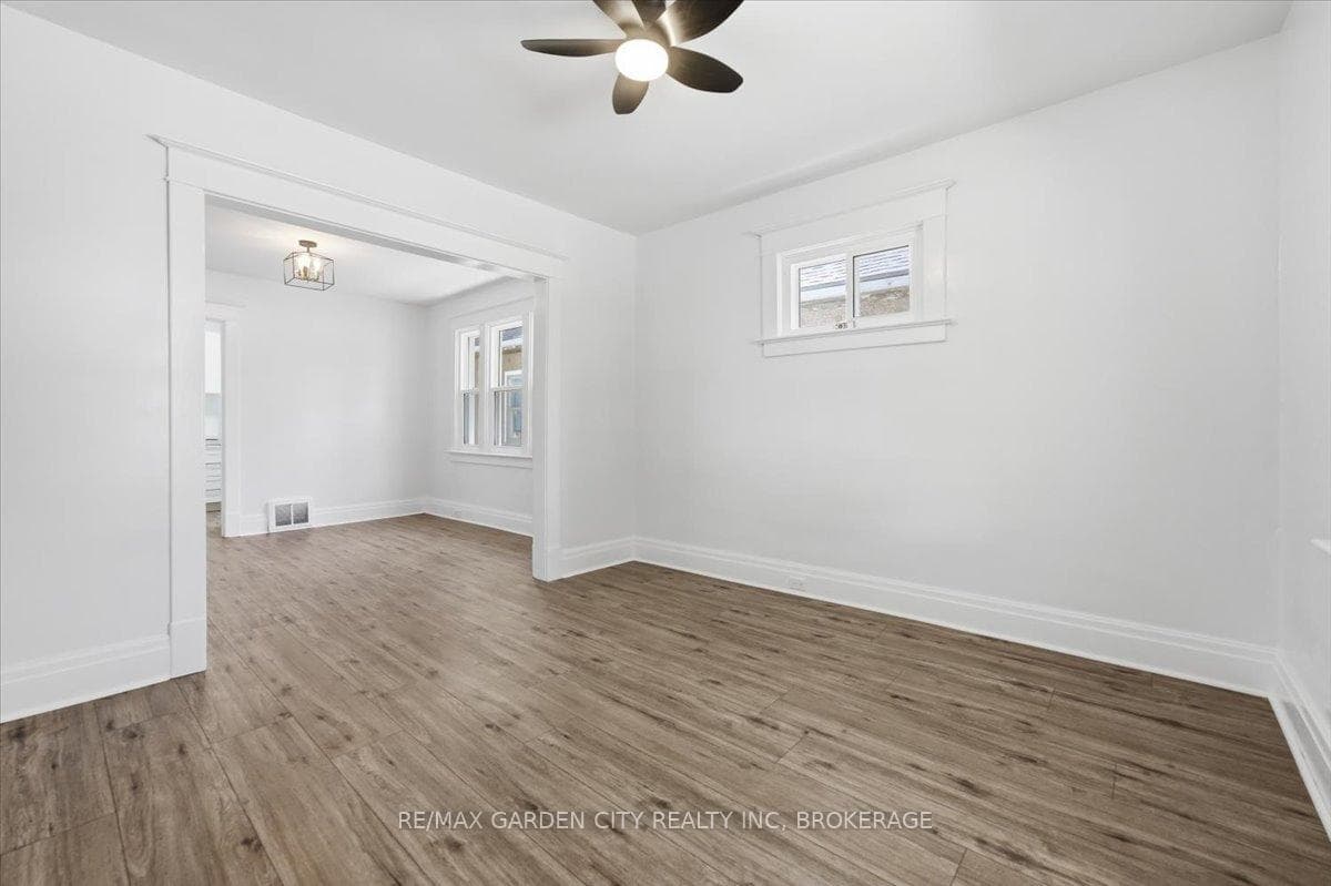 106 Carlton Street photo 5