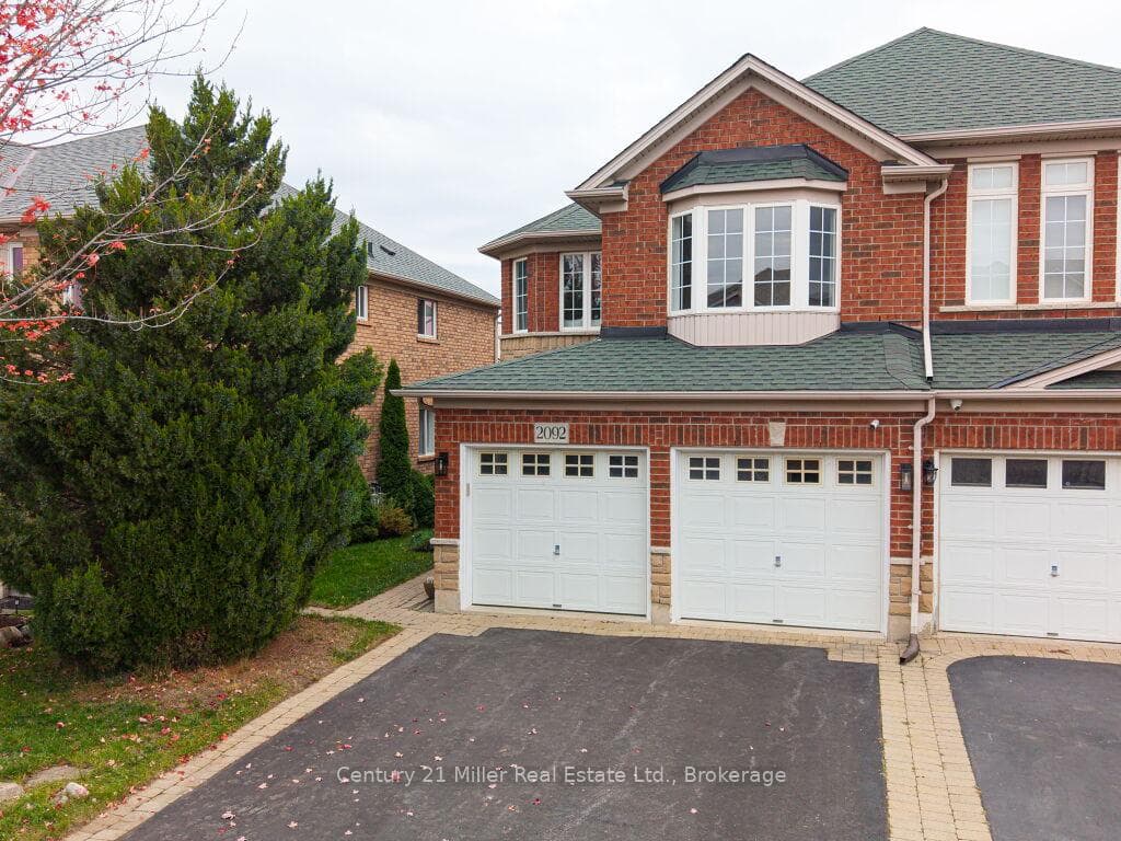 2092 Redstone Crescent photo 3