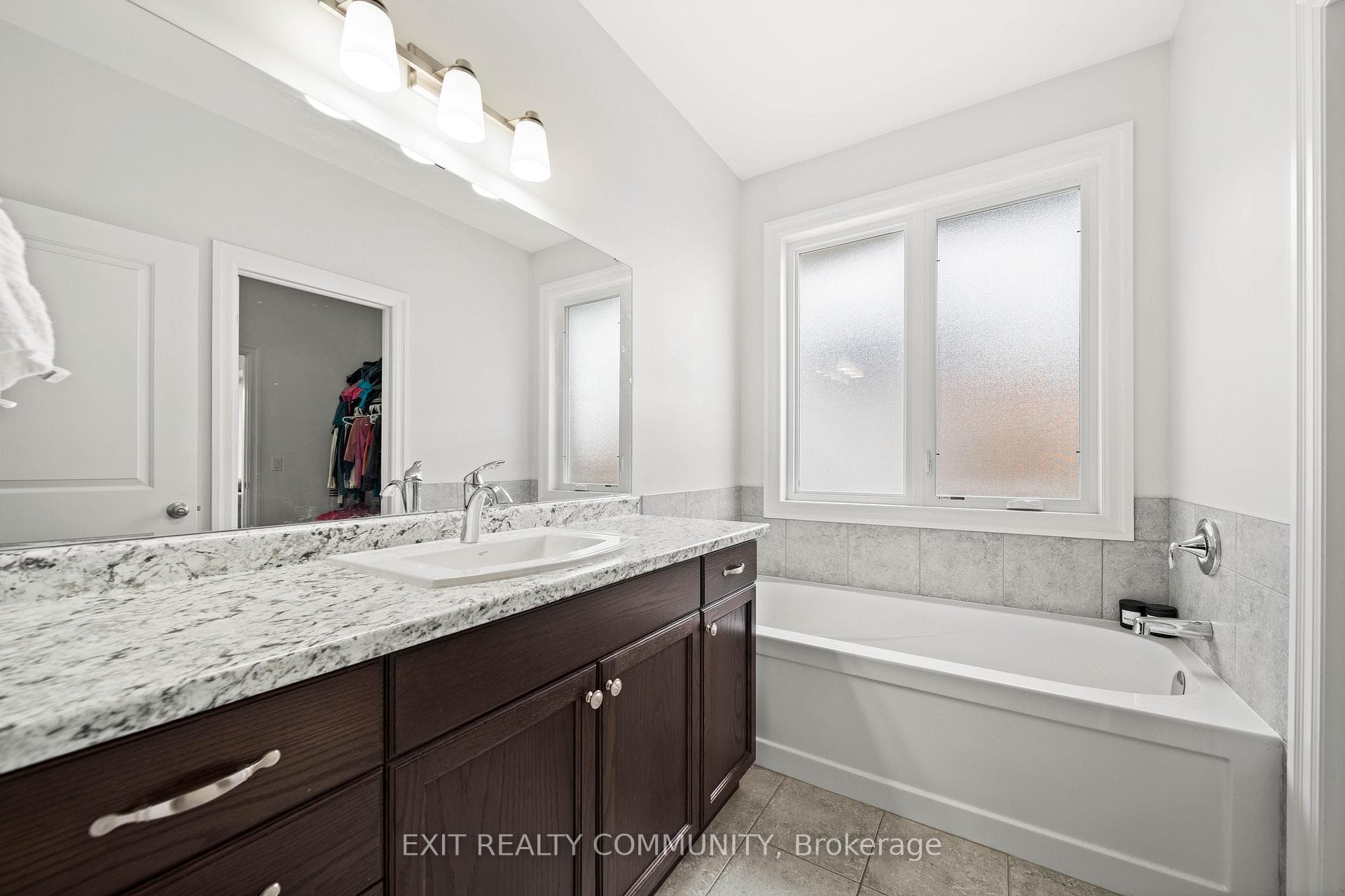 598 Bennett Crescent photo 10