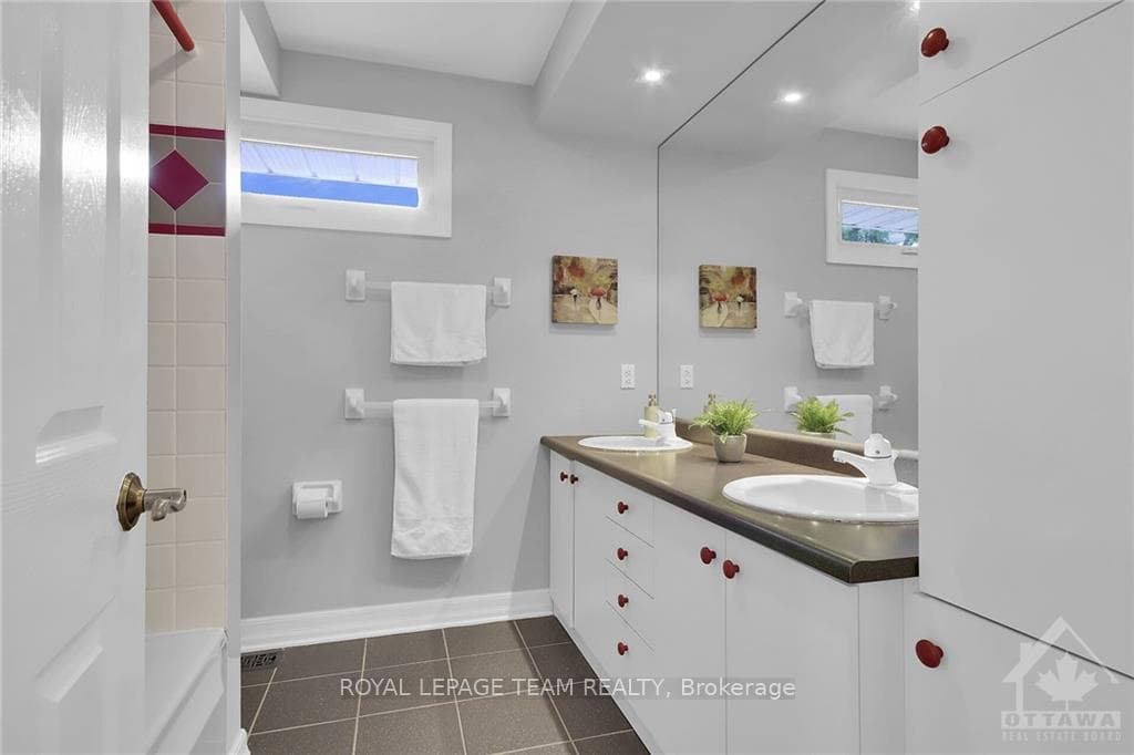 25 GLENDENNING Drive photo 27