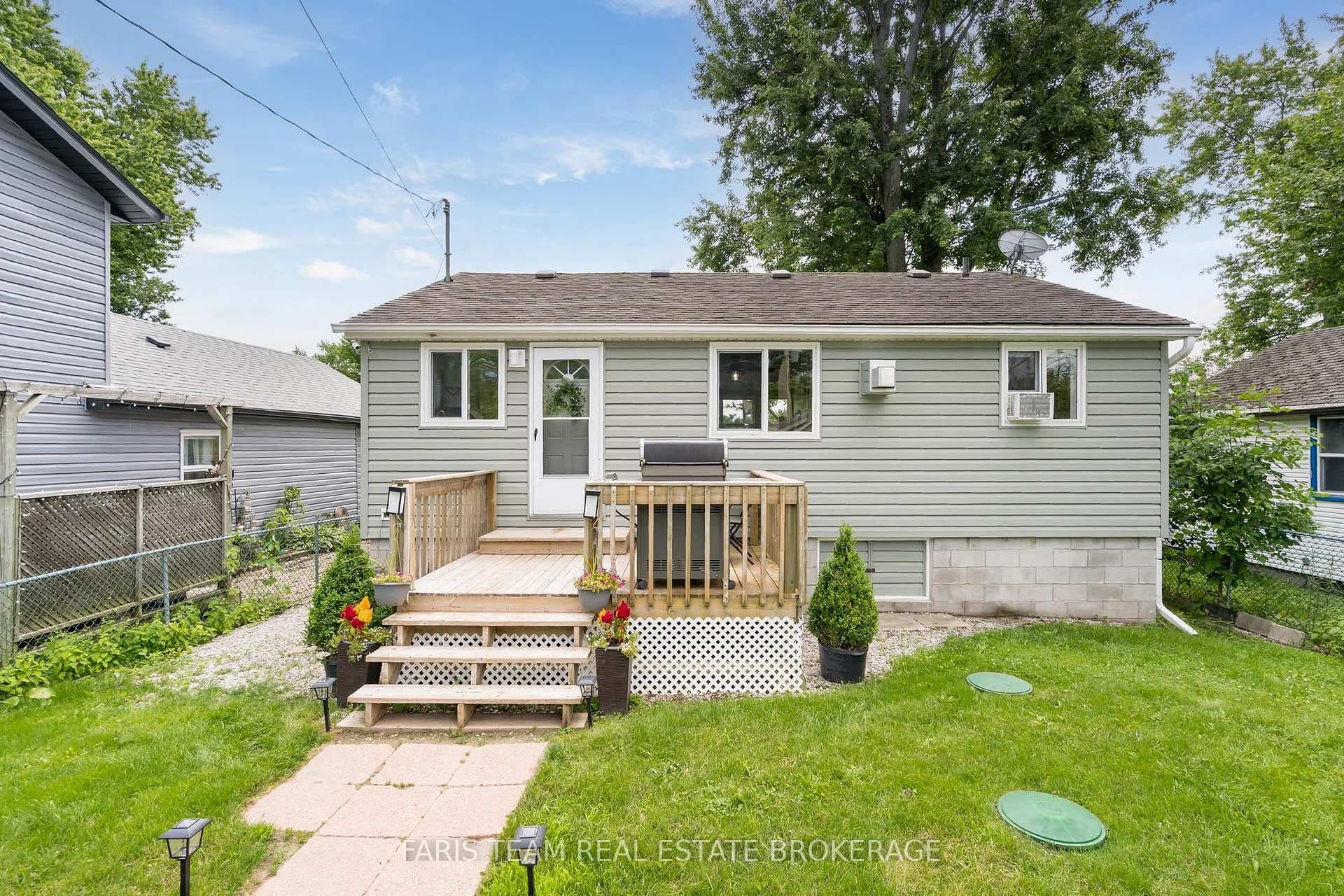 1067 Park Place photo 1