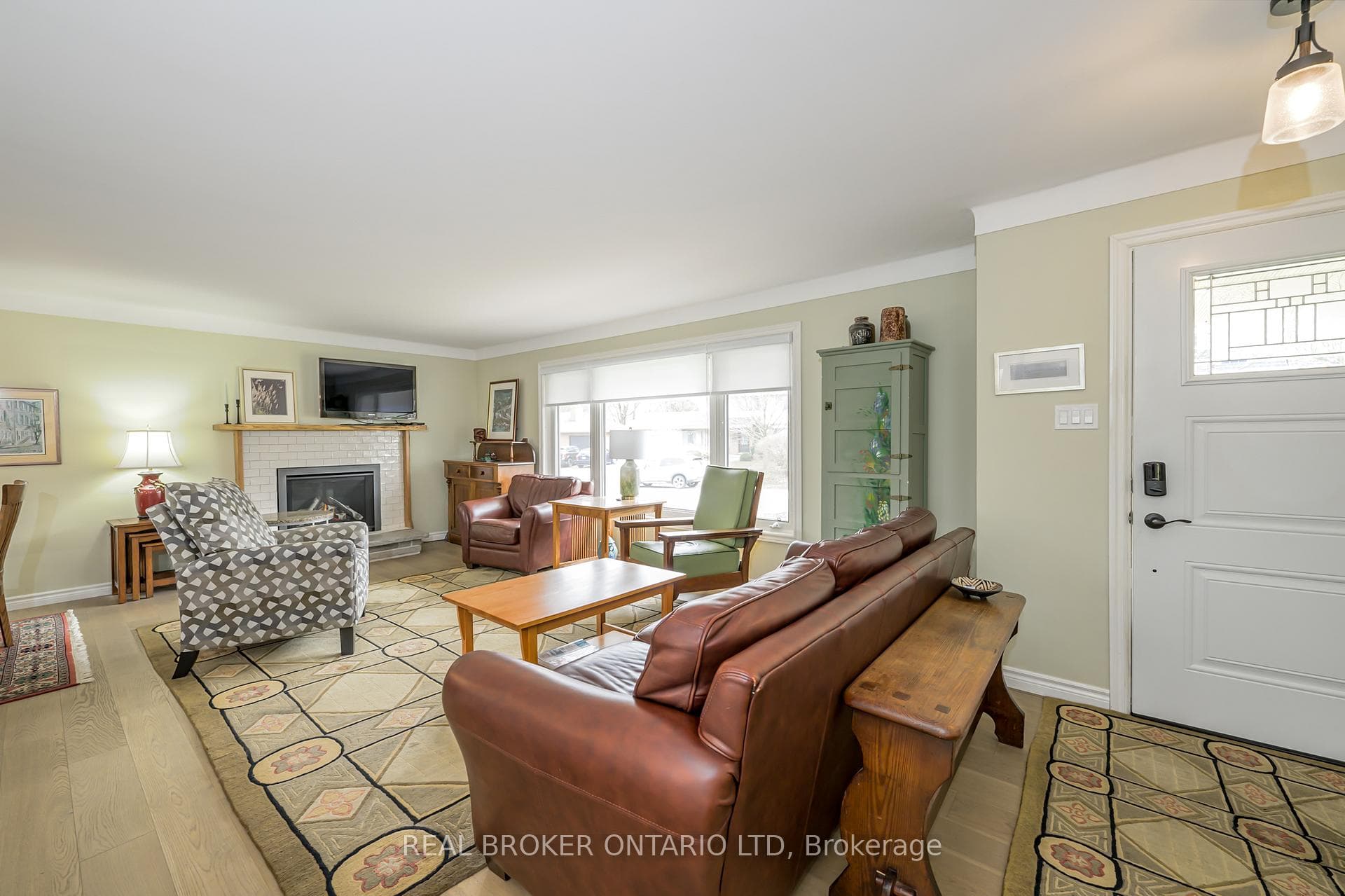 589 Middlewoods Drive photo 3
