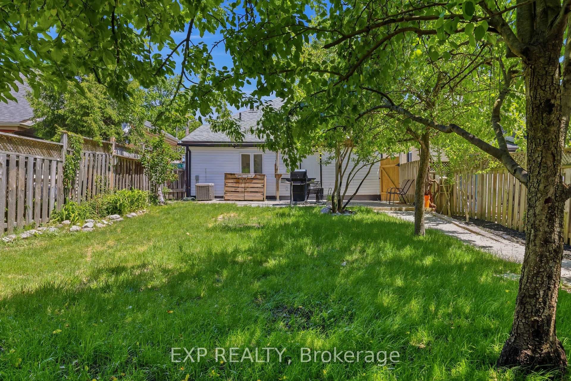 571 Elizabeth Street photo 32