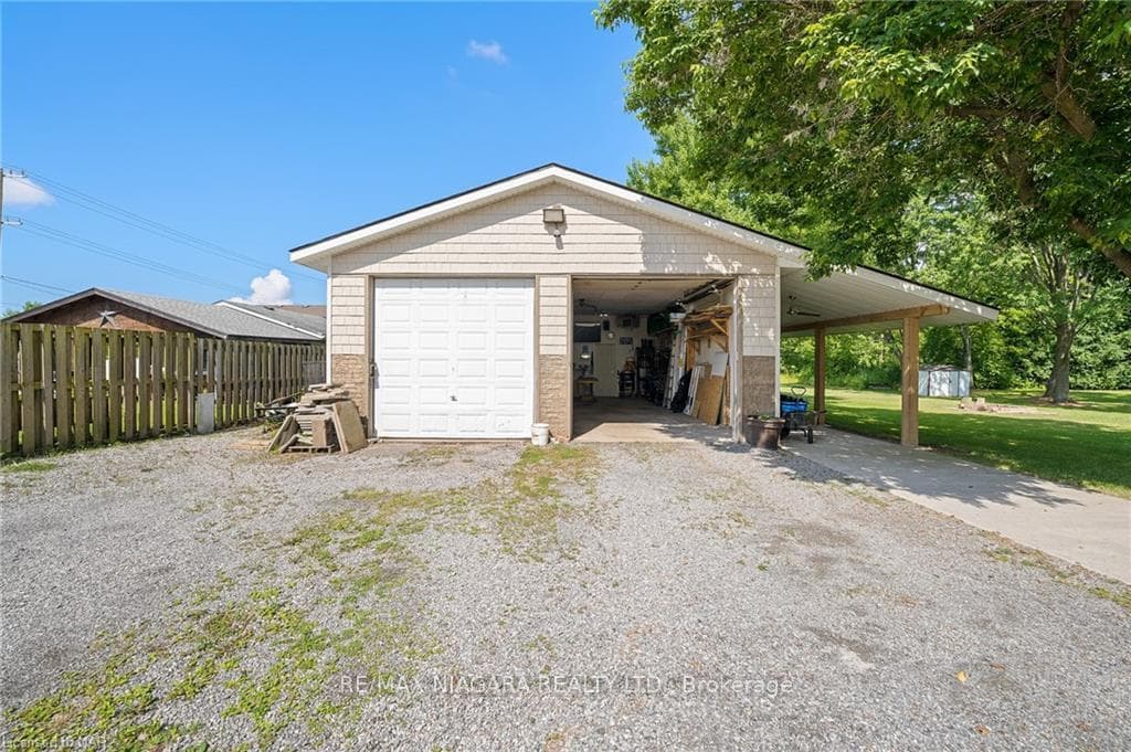 489 MOORE Road photo 2