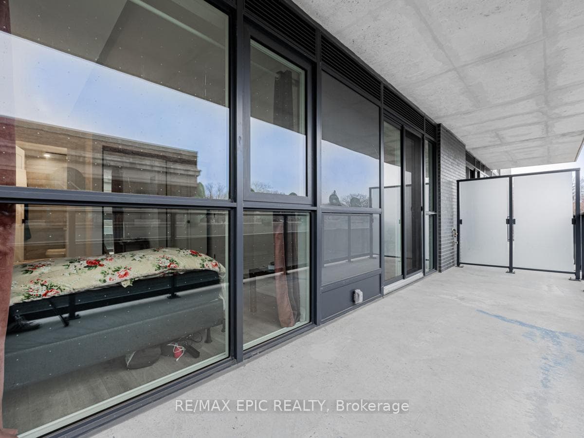 Large Balcony W/ Gas Line