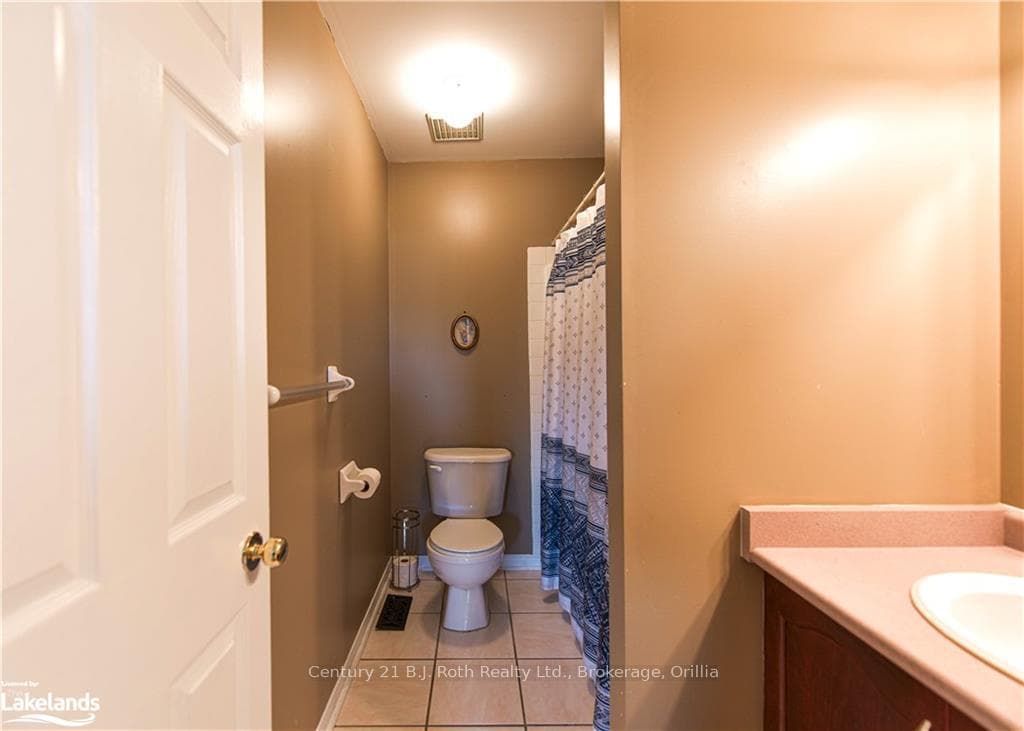 89 JULIA Crescent photo 32