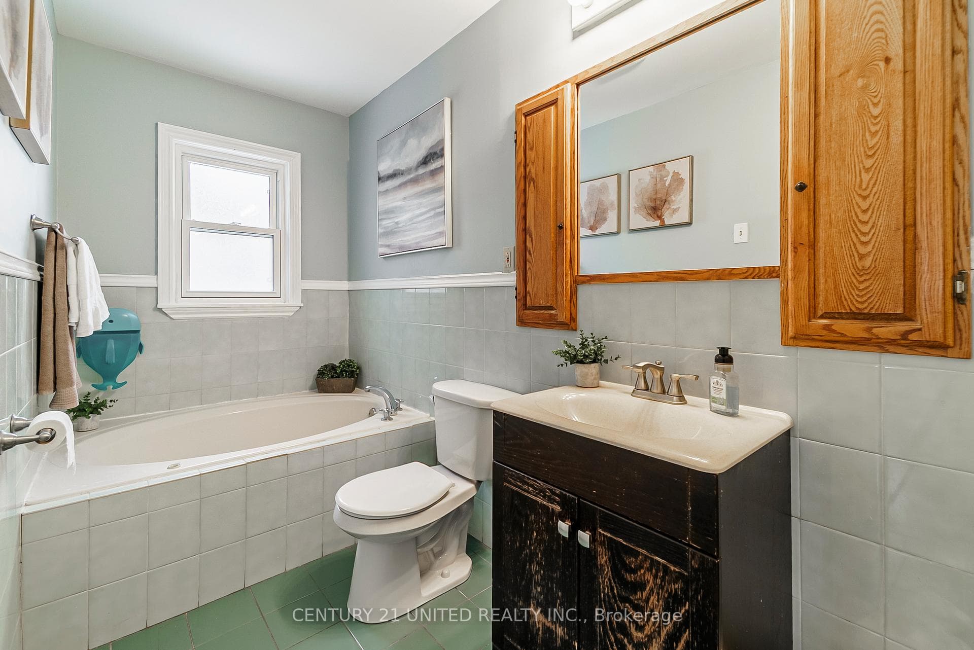 672 Hastings Avenue photo 16