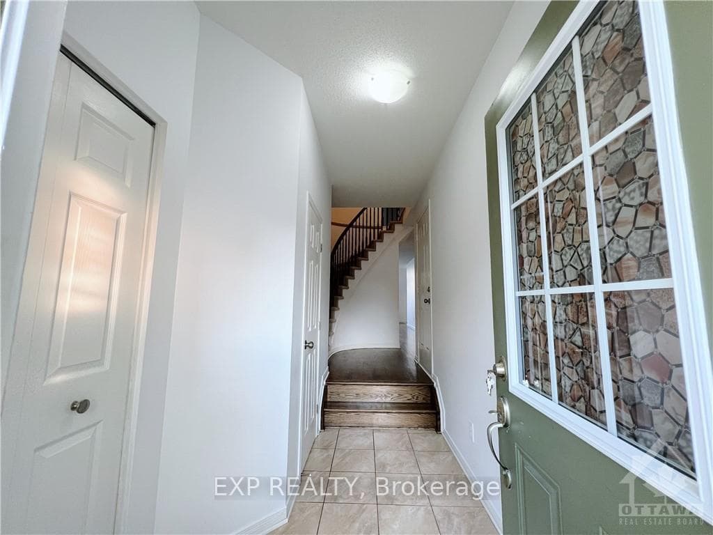 375 ROLLING MEADOW Crescent photo 2