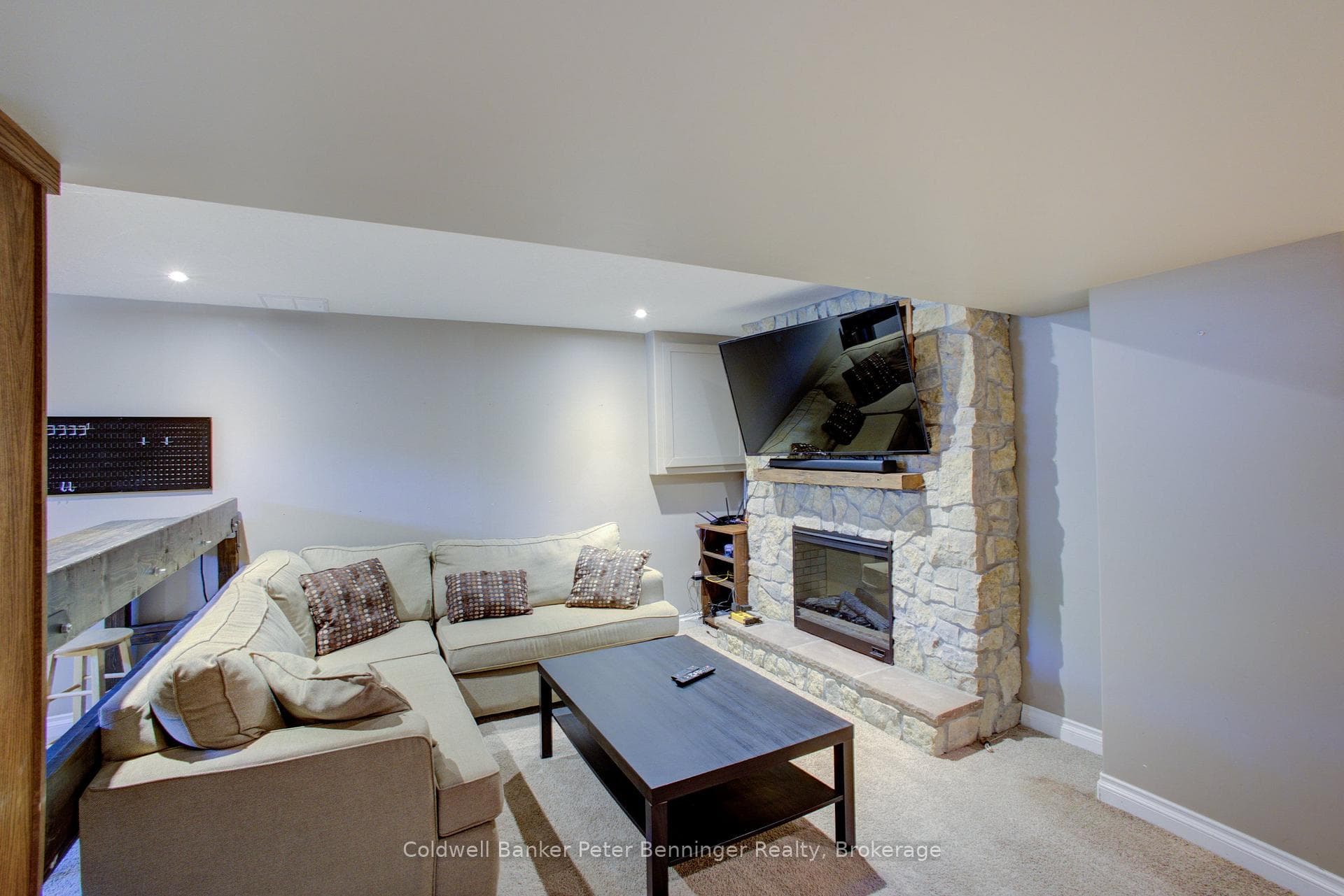 737 Mackendrick Drive photo 28