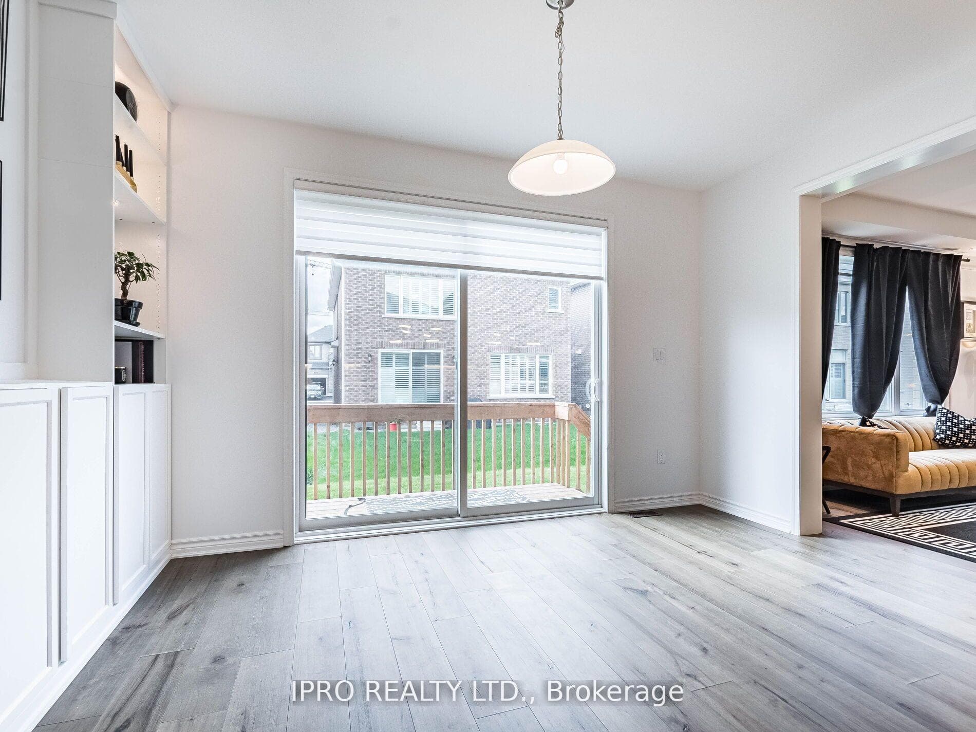 1406 Lobelia Crescent photo 23
