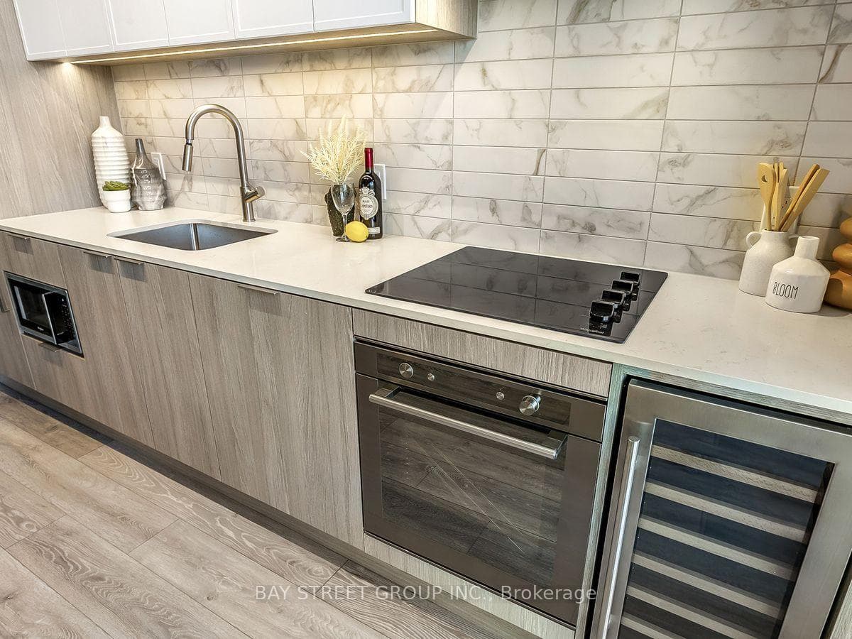 2020 Bathurst Street Unit 1812 photo 8