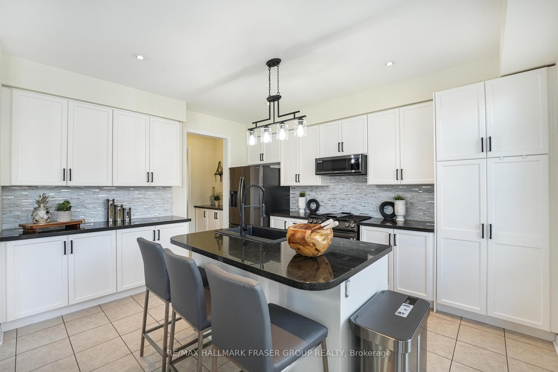 2309 Southcott Road photo 14
