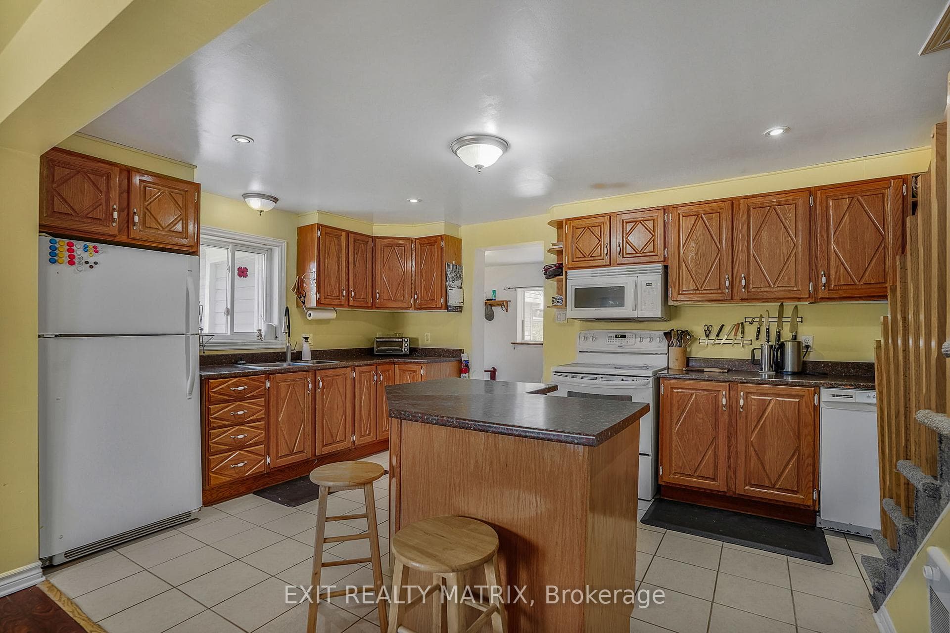 975 Queen Street photo 11