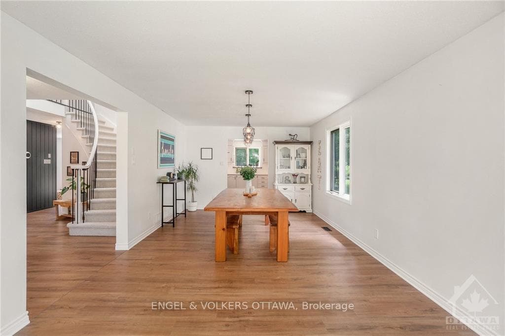 197 TWEED Crescent photo 14