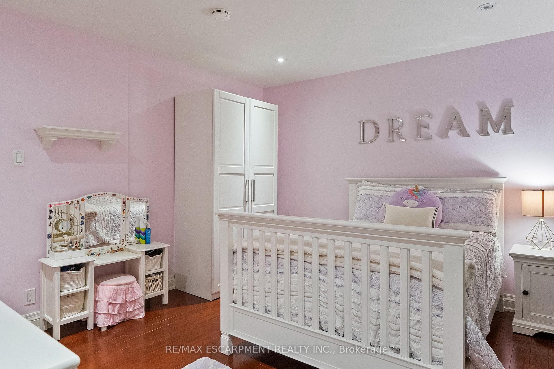 615 VANESSA Crescent photo 24