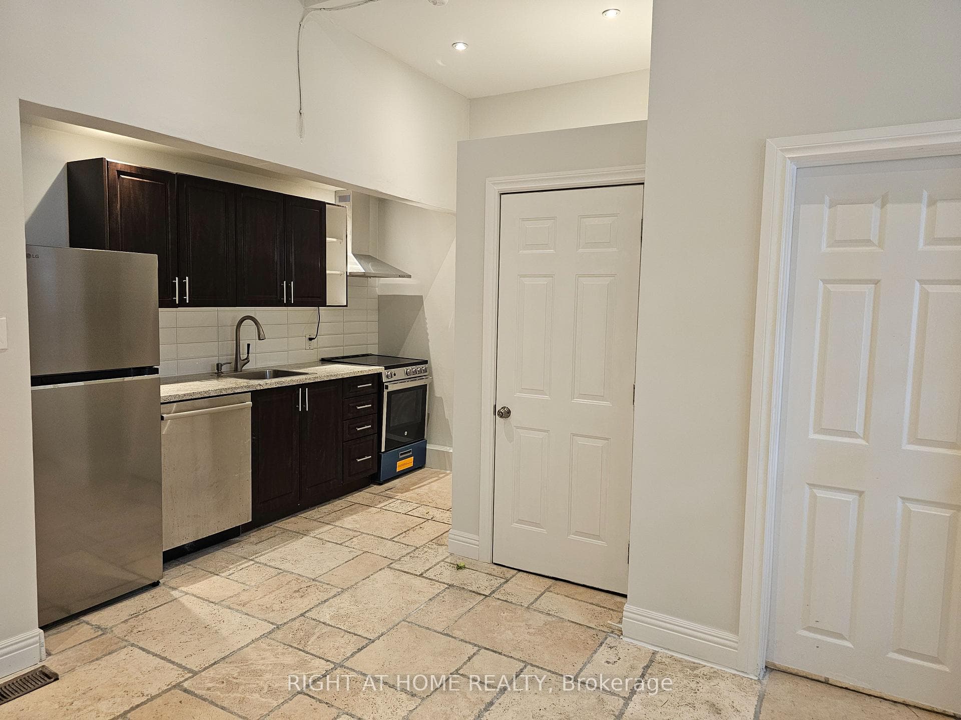 550 Yonge Street Unit 2F photo 4