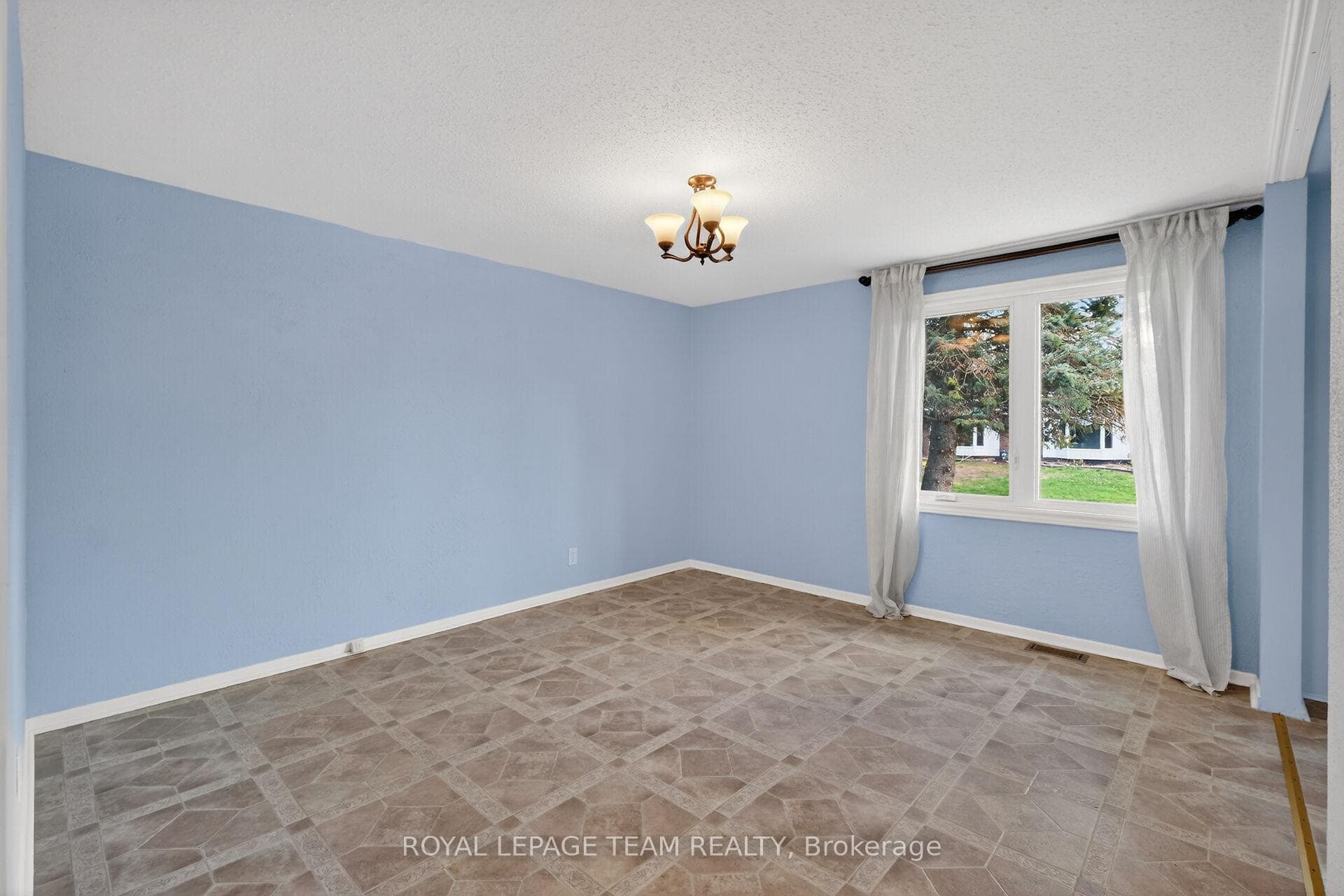 21 Lindhurst Crescent photo 32