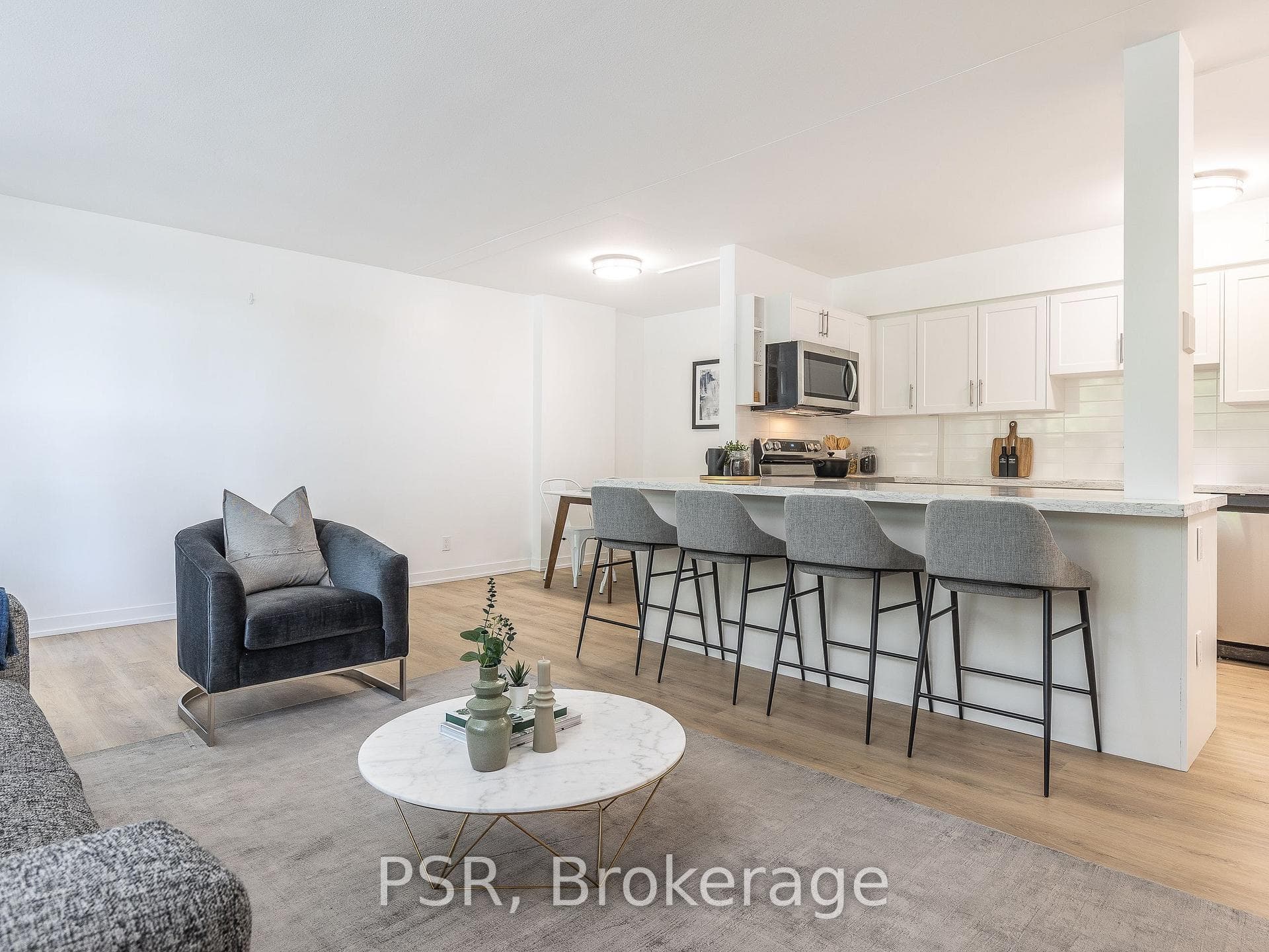 240 MARKLAND Drive Unit 601 photo 3