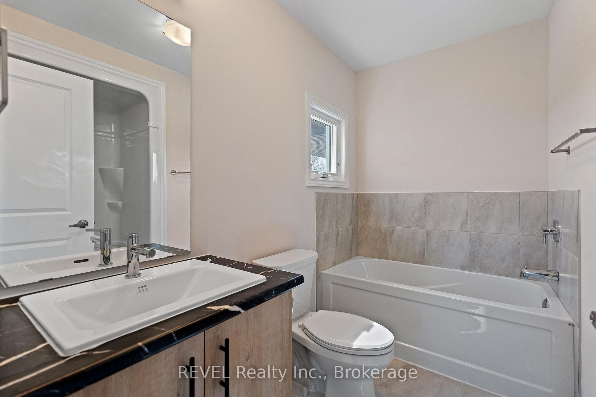 Primary Ensuite w/ Separate tub and shower