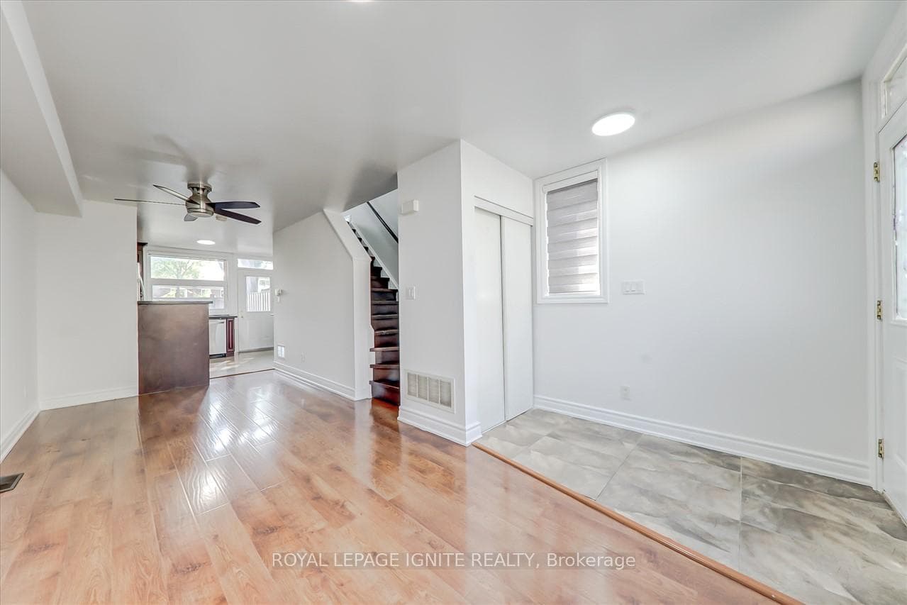 8 Fairwood Crescent Unit 123 photo 3