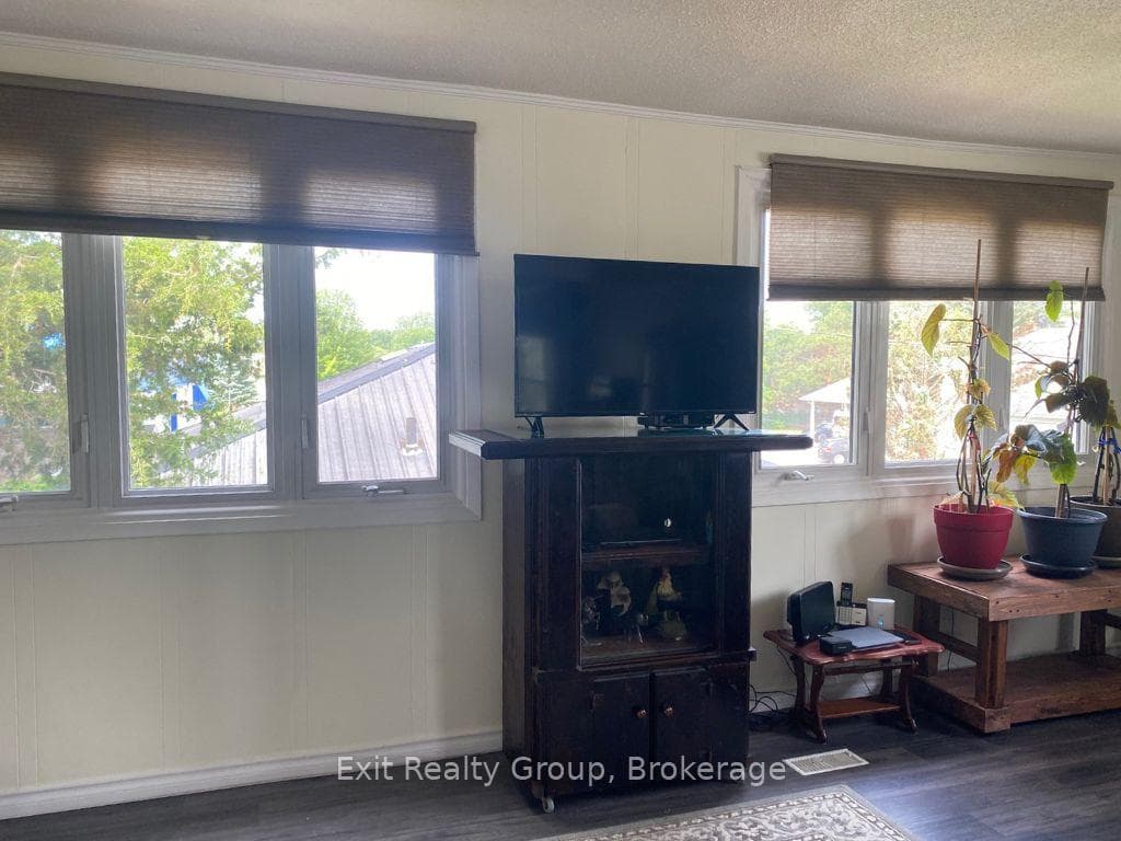 404 Bleecker Avenue photo 20