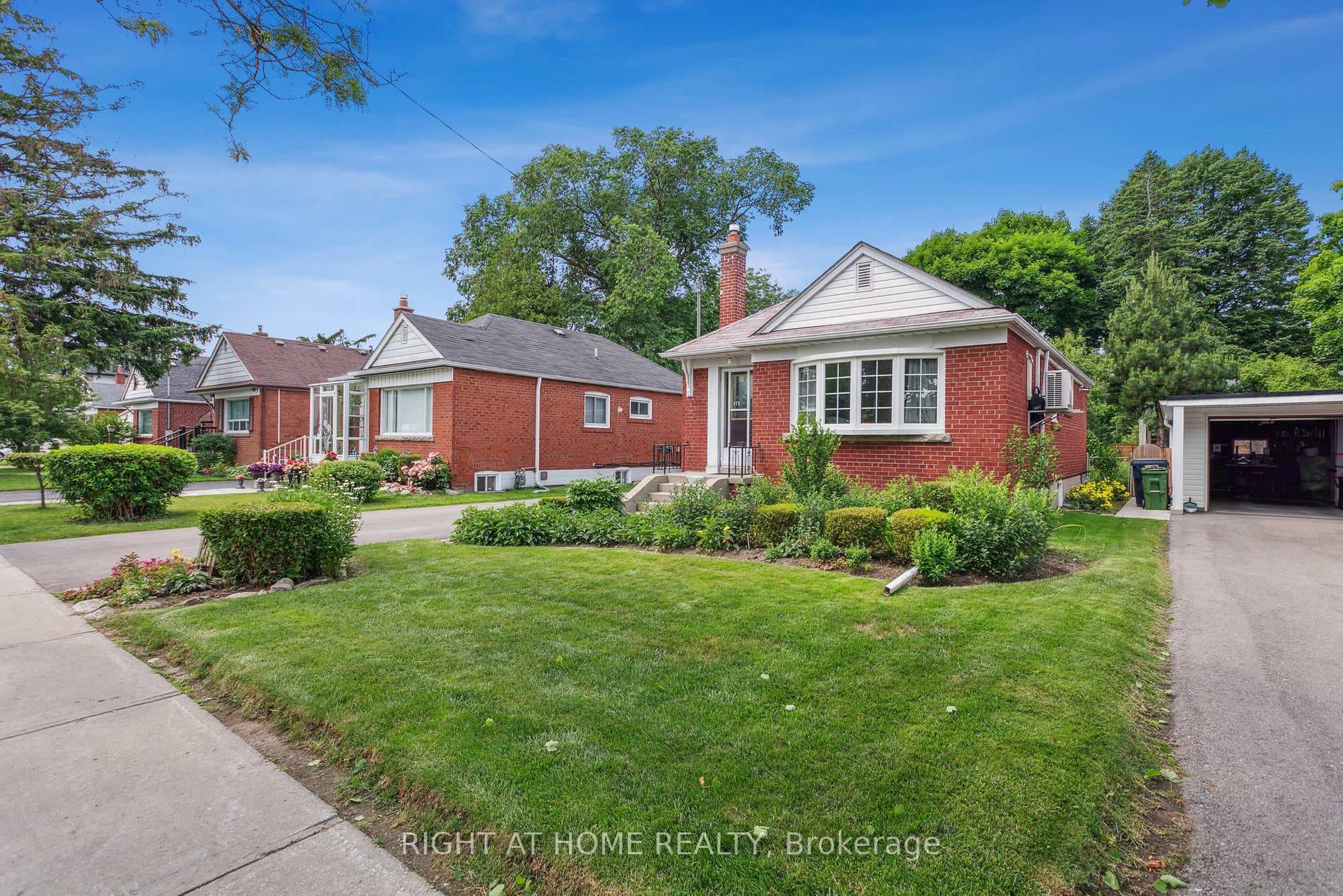 978 Pharmacy Avenue photo 2