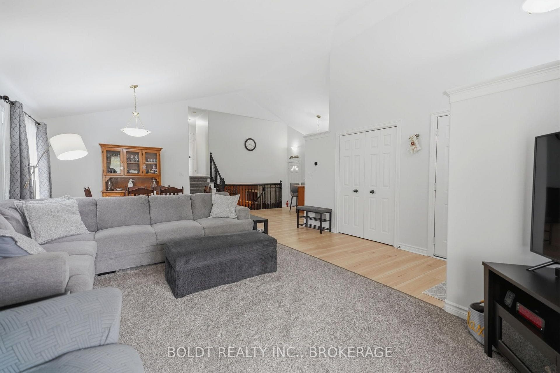 22 Graves Crescent photo 8