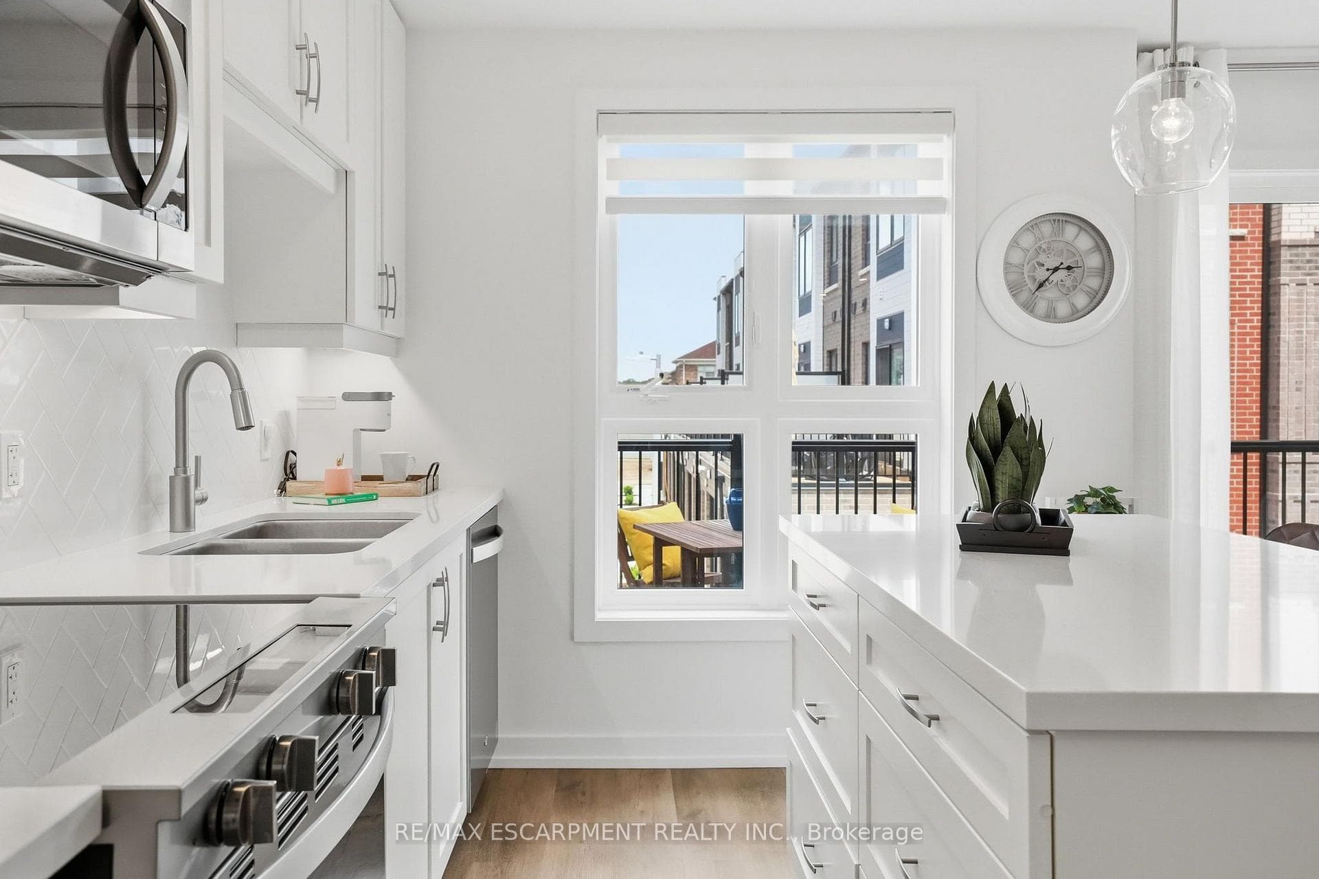 245 Burke Street photo 9