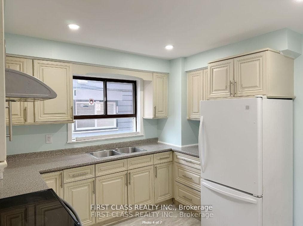 338 Rhodes Avenue photo 4