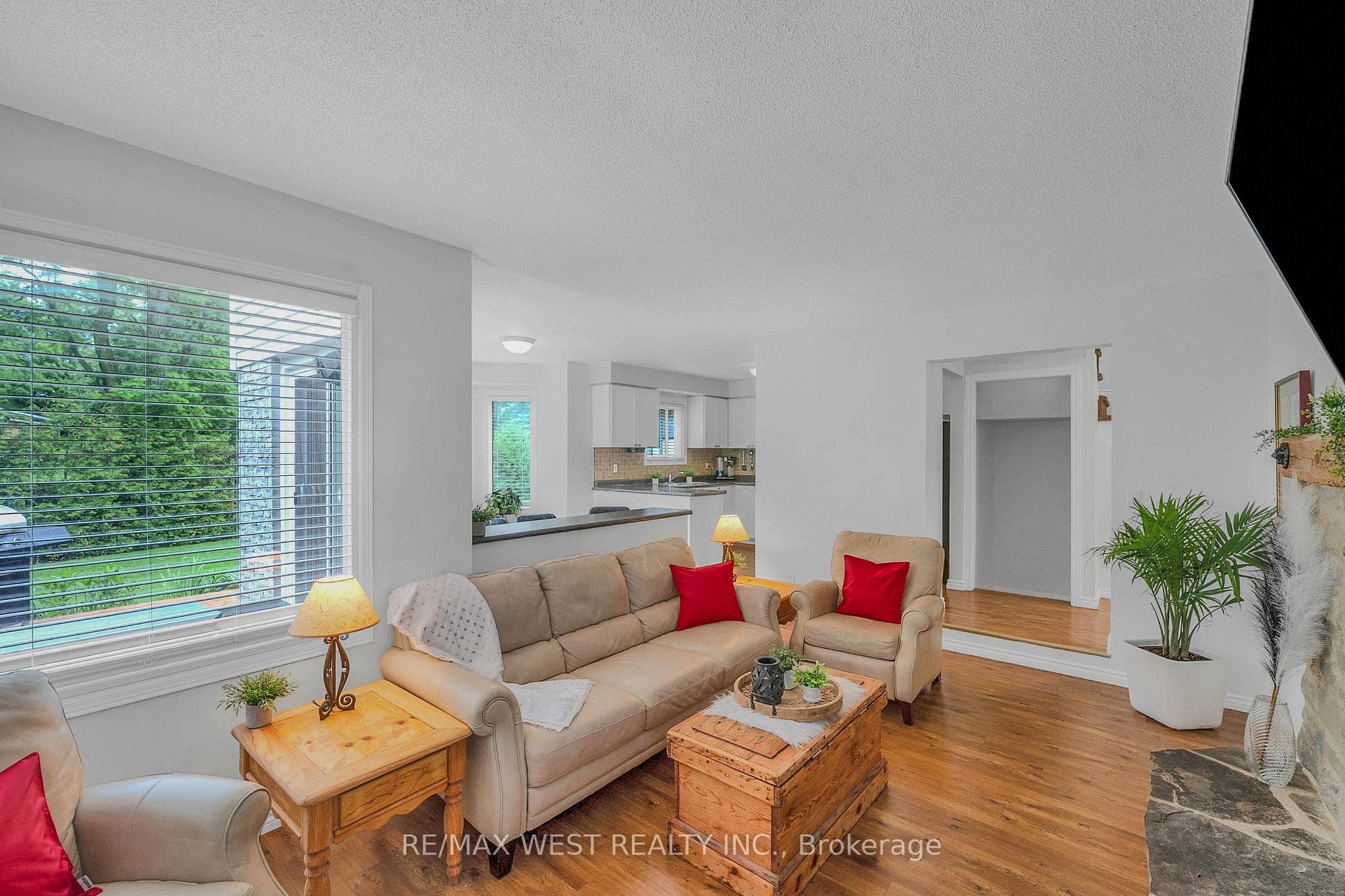 203 Elizabeth Crescent photo 10