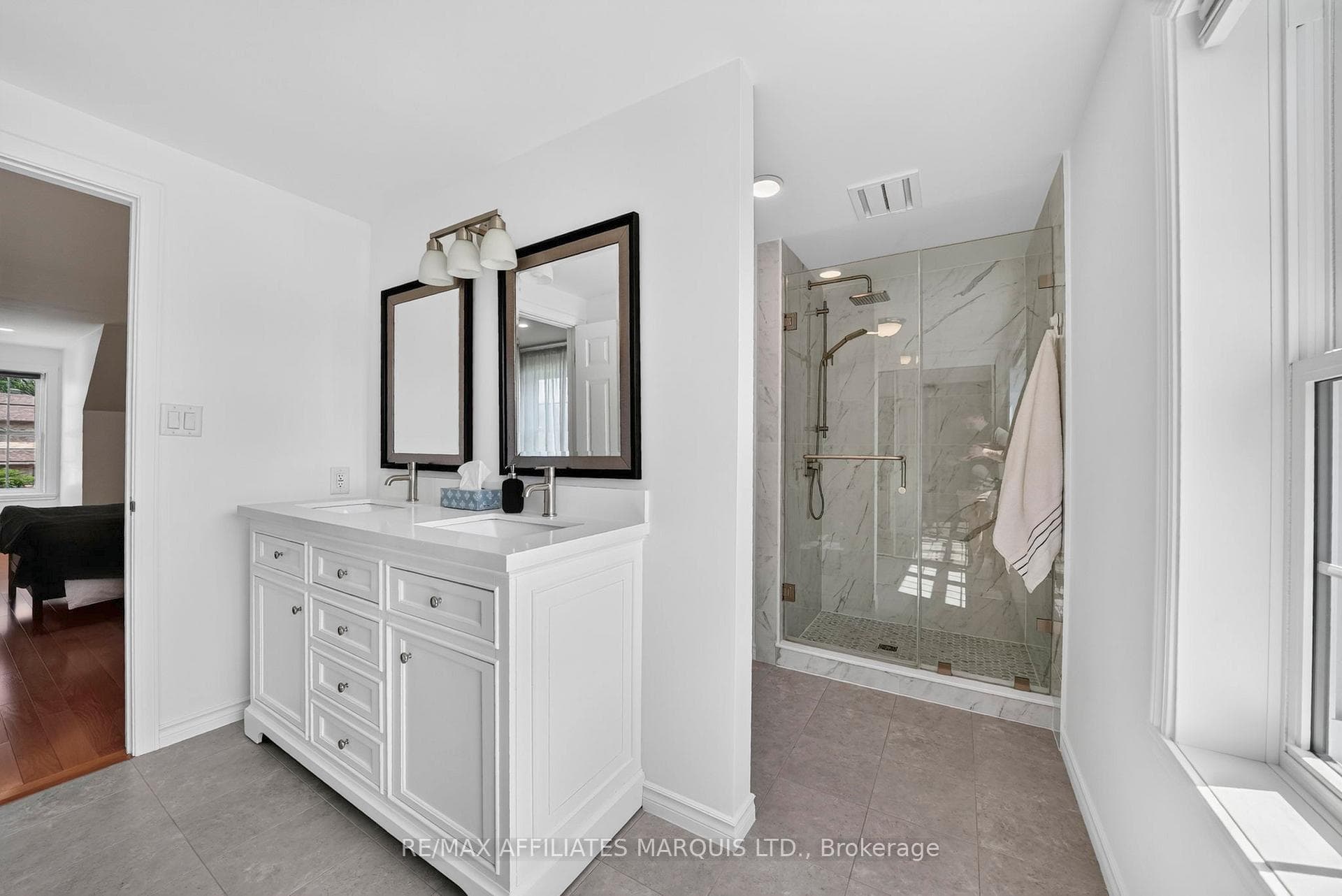 1920 Belvedere Crescent photo 22