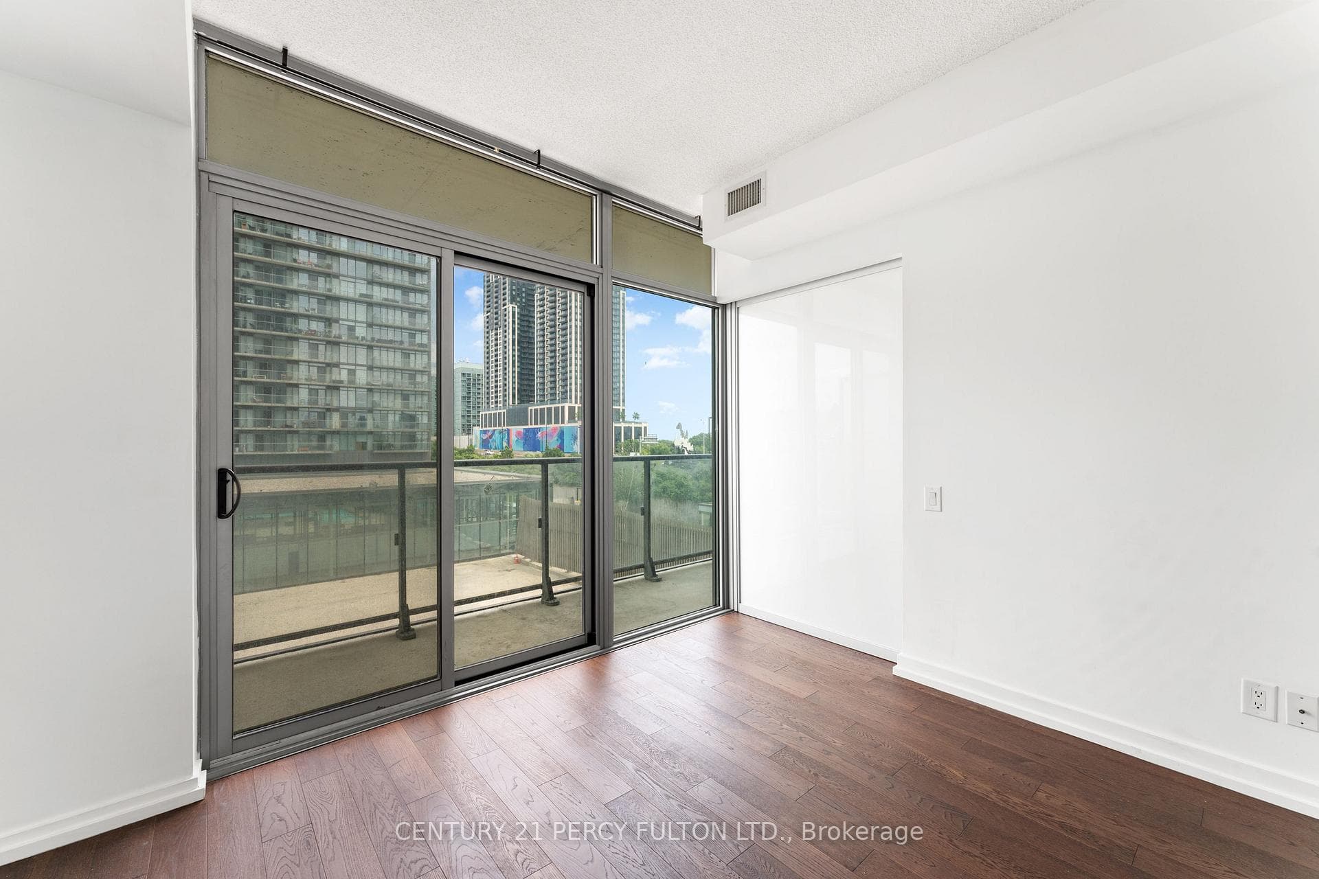 105 The Queensway Avenue Unit 301 photo 9
