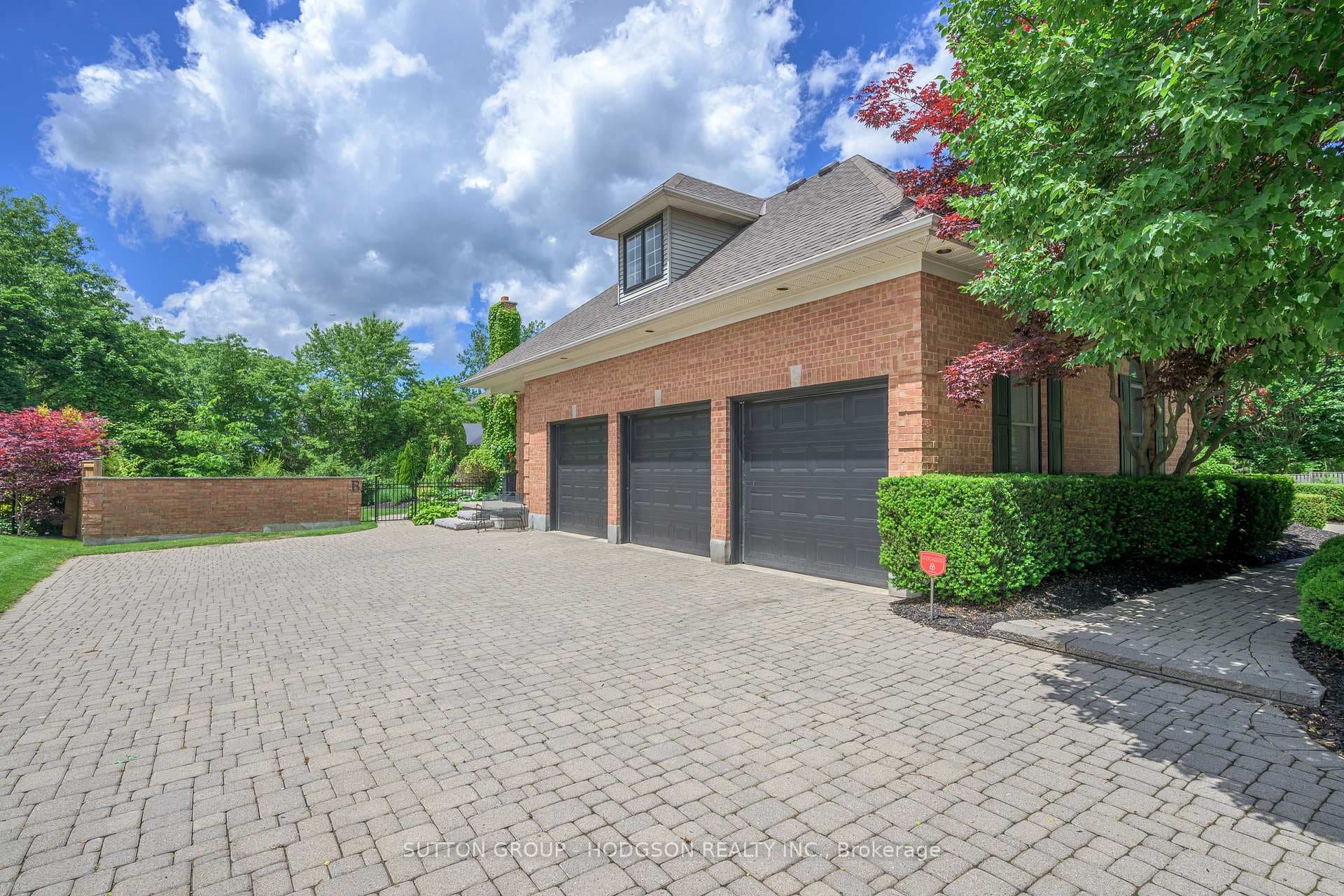 106 Fitzwilliam Boulevard photo 2
