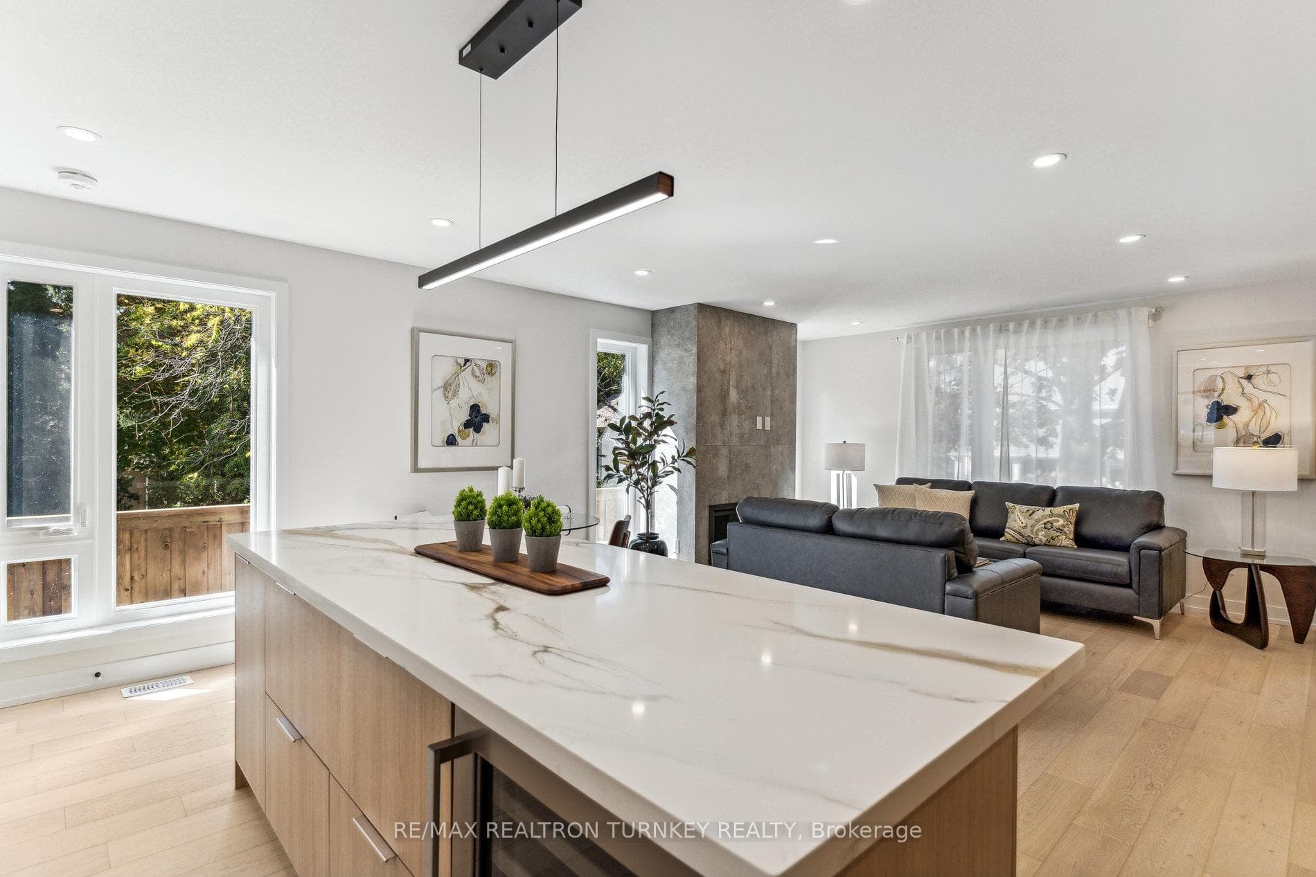Bright Main Flr - Stunning Luxury Finishes Thruout