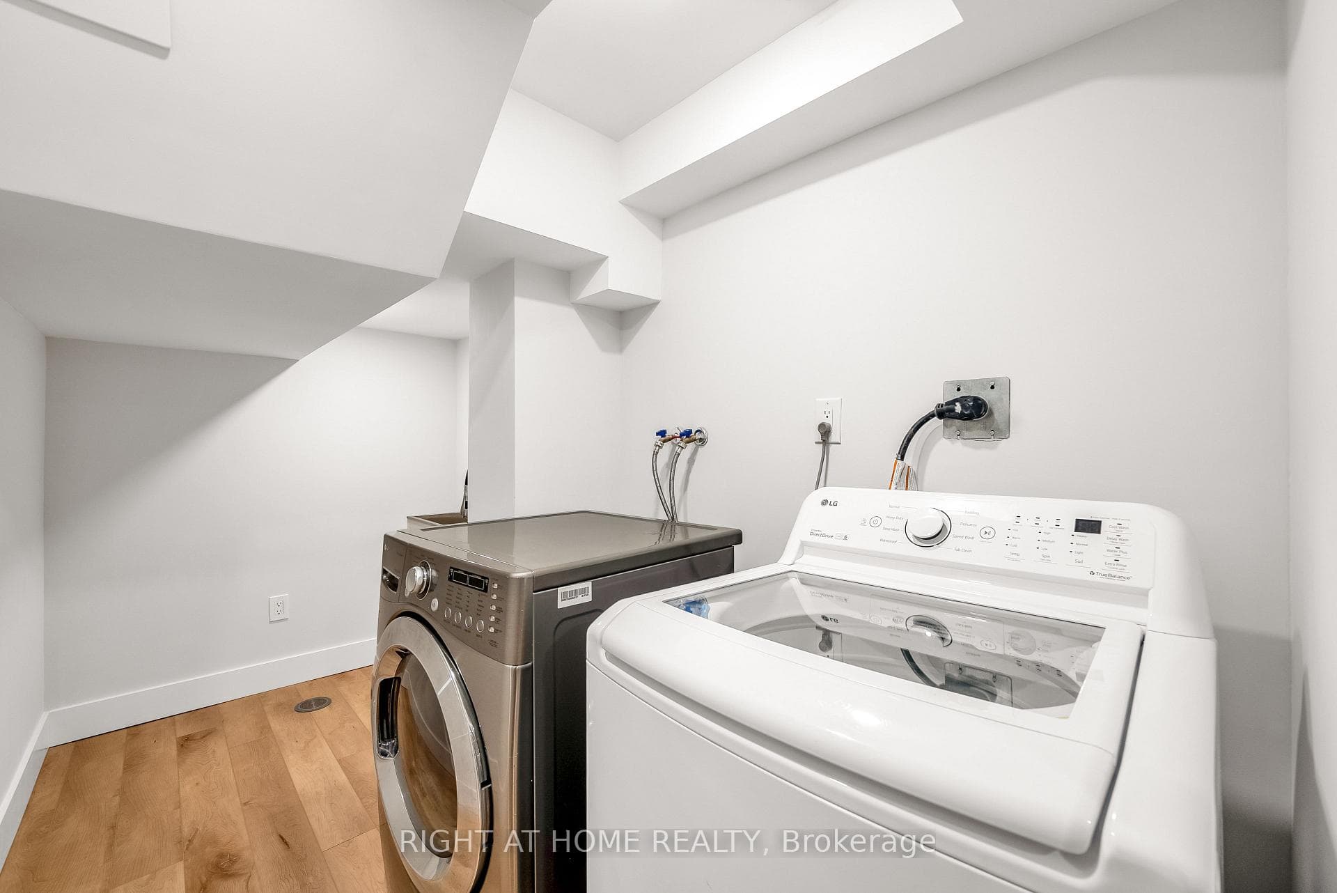 43 Caspian Square photo 25