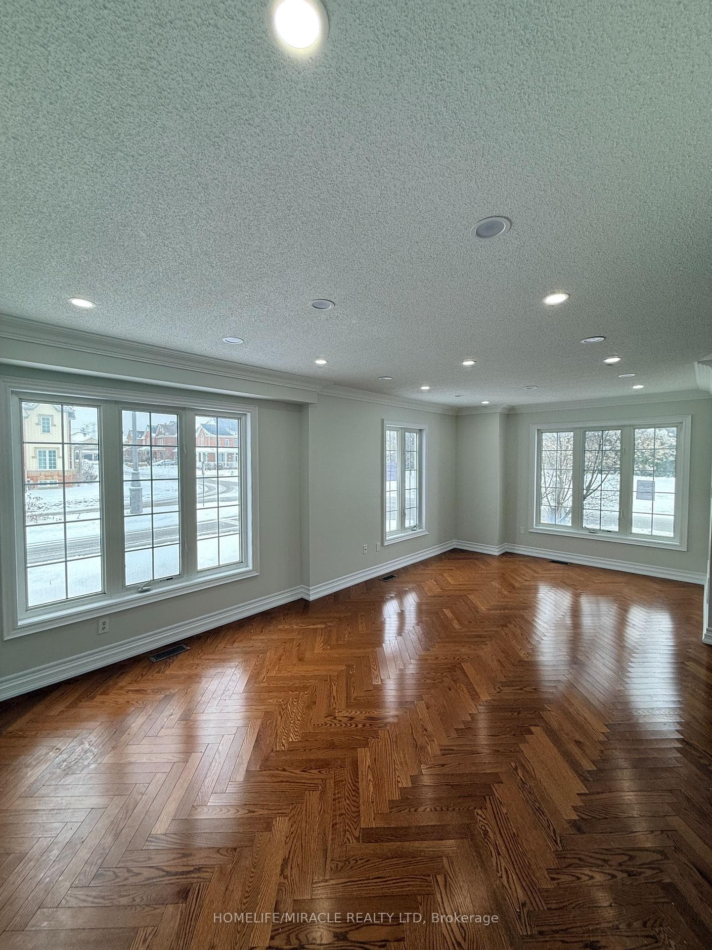 2 Howlett Crescent photo 5