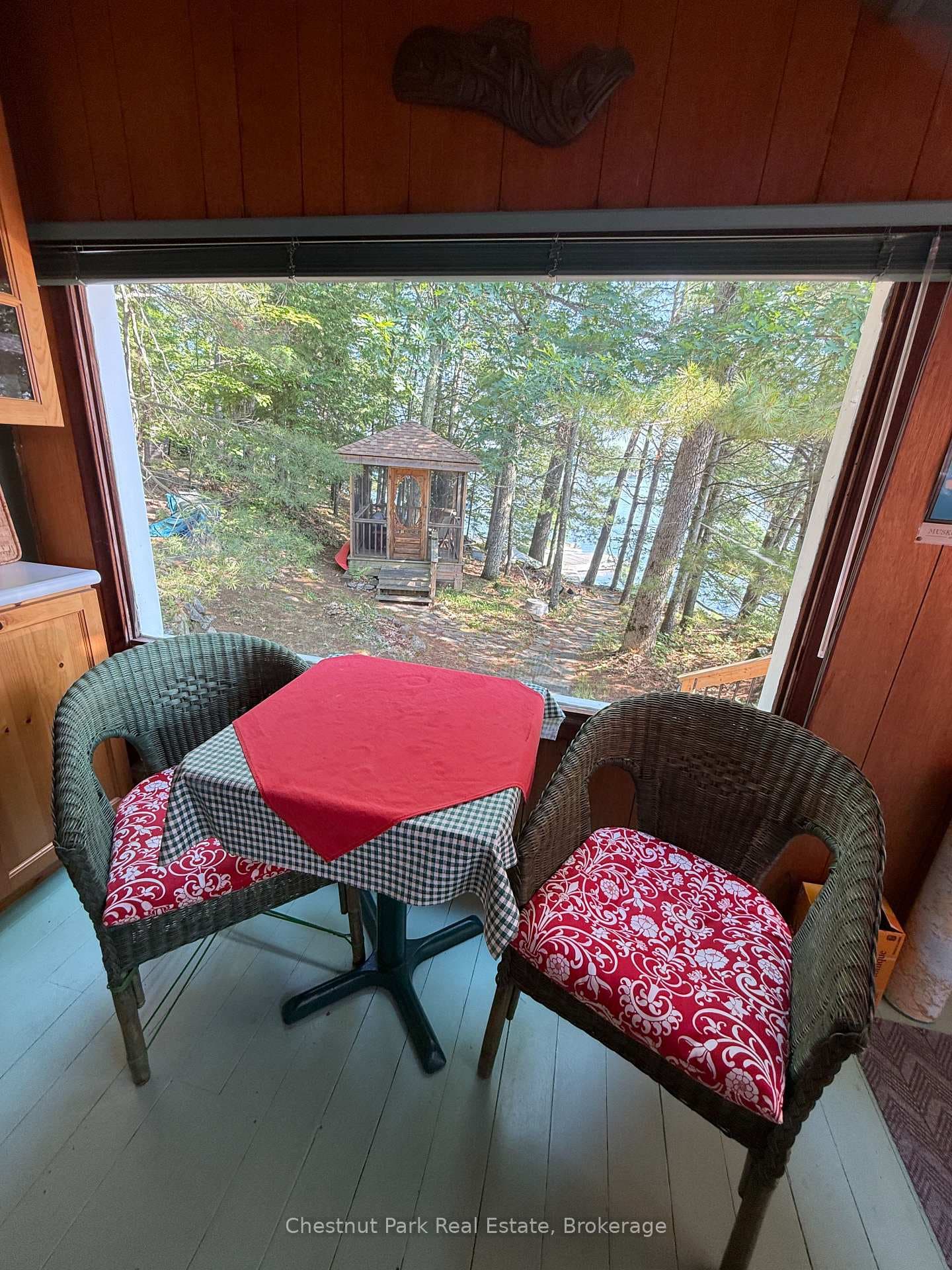 Intimate meals and morning coffee