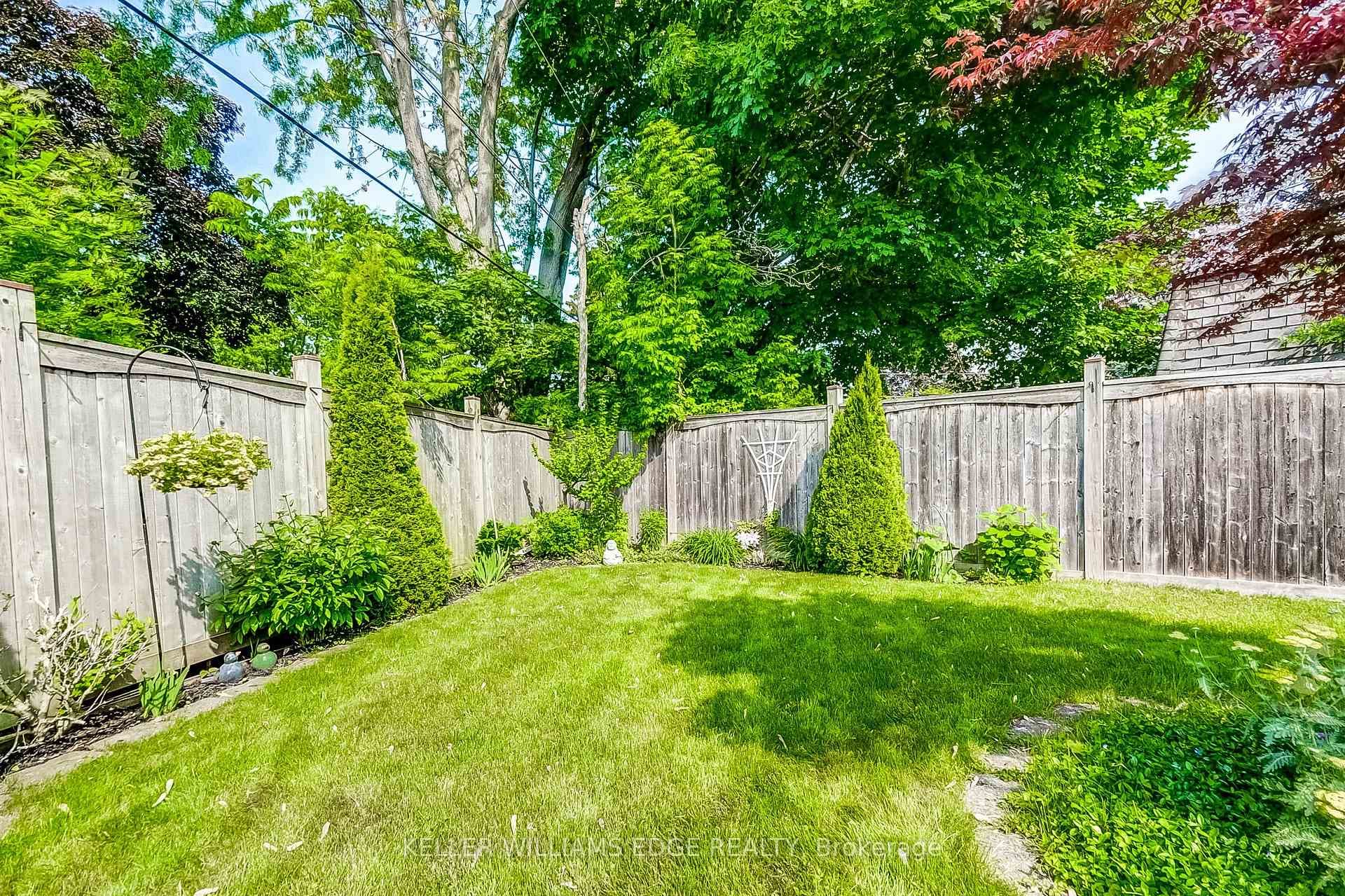5203 Broughton Crescent photo 32