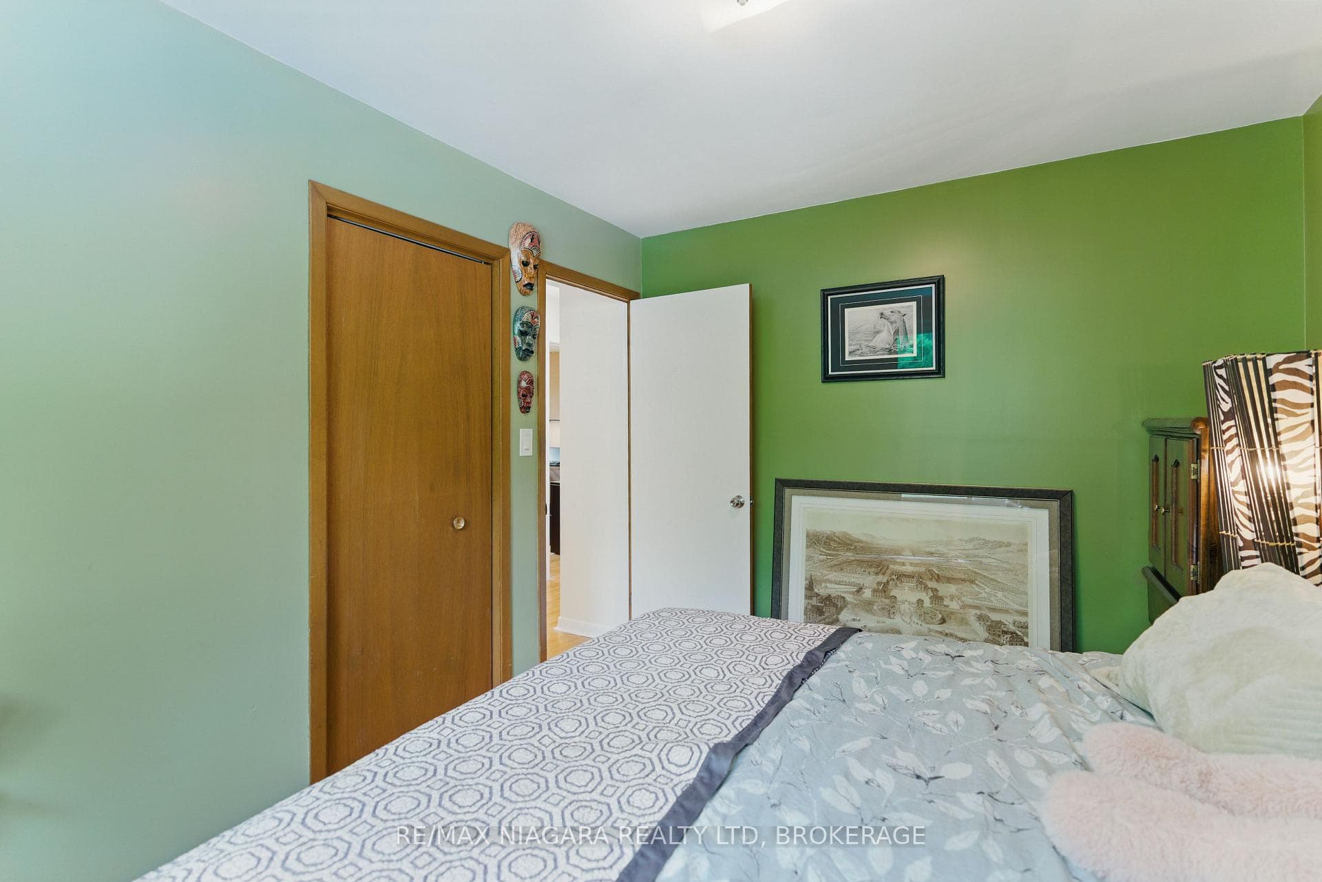 84 REGENT Drive photo 21