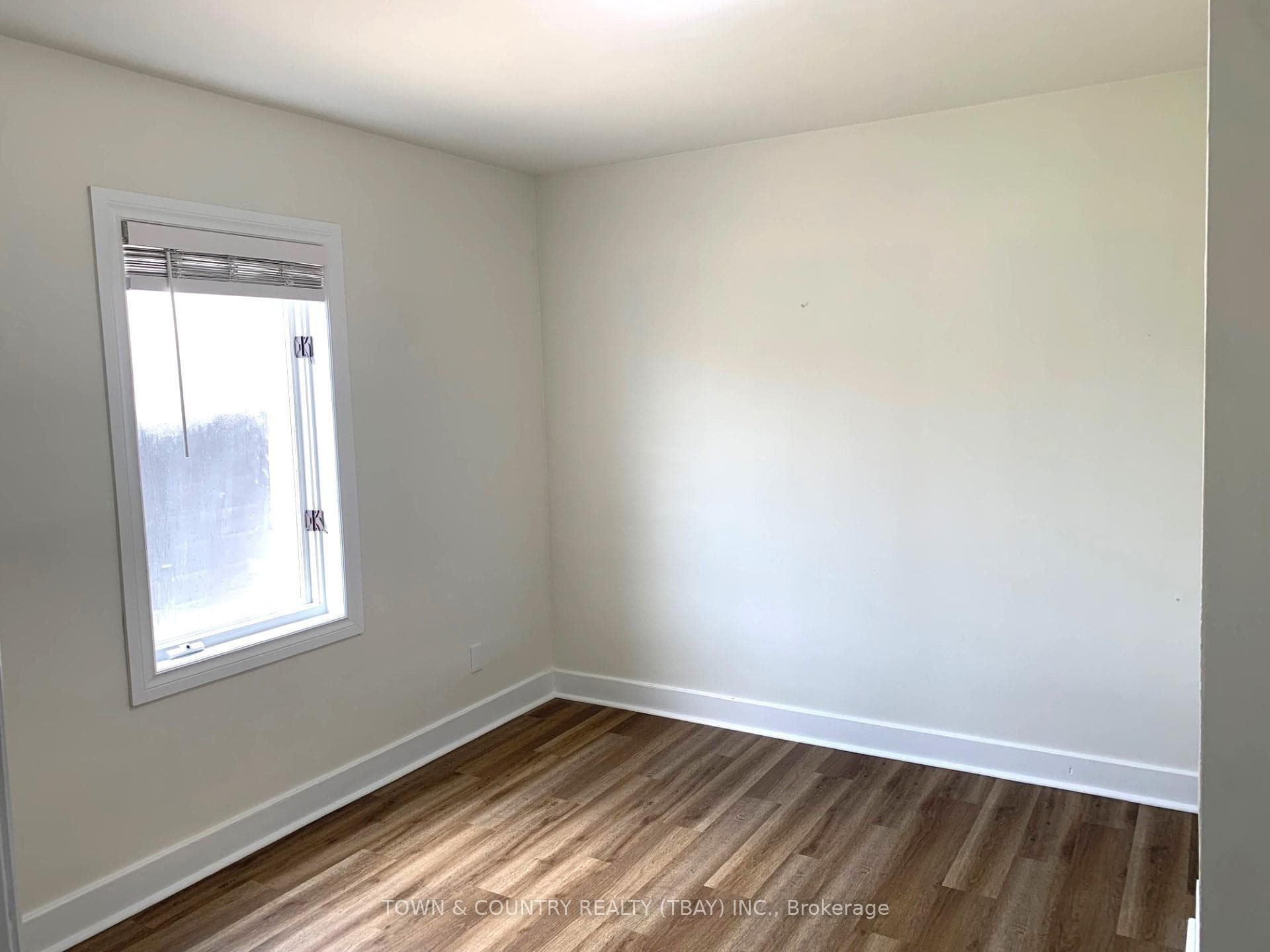 221 Miles St W. photo 11