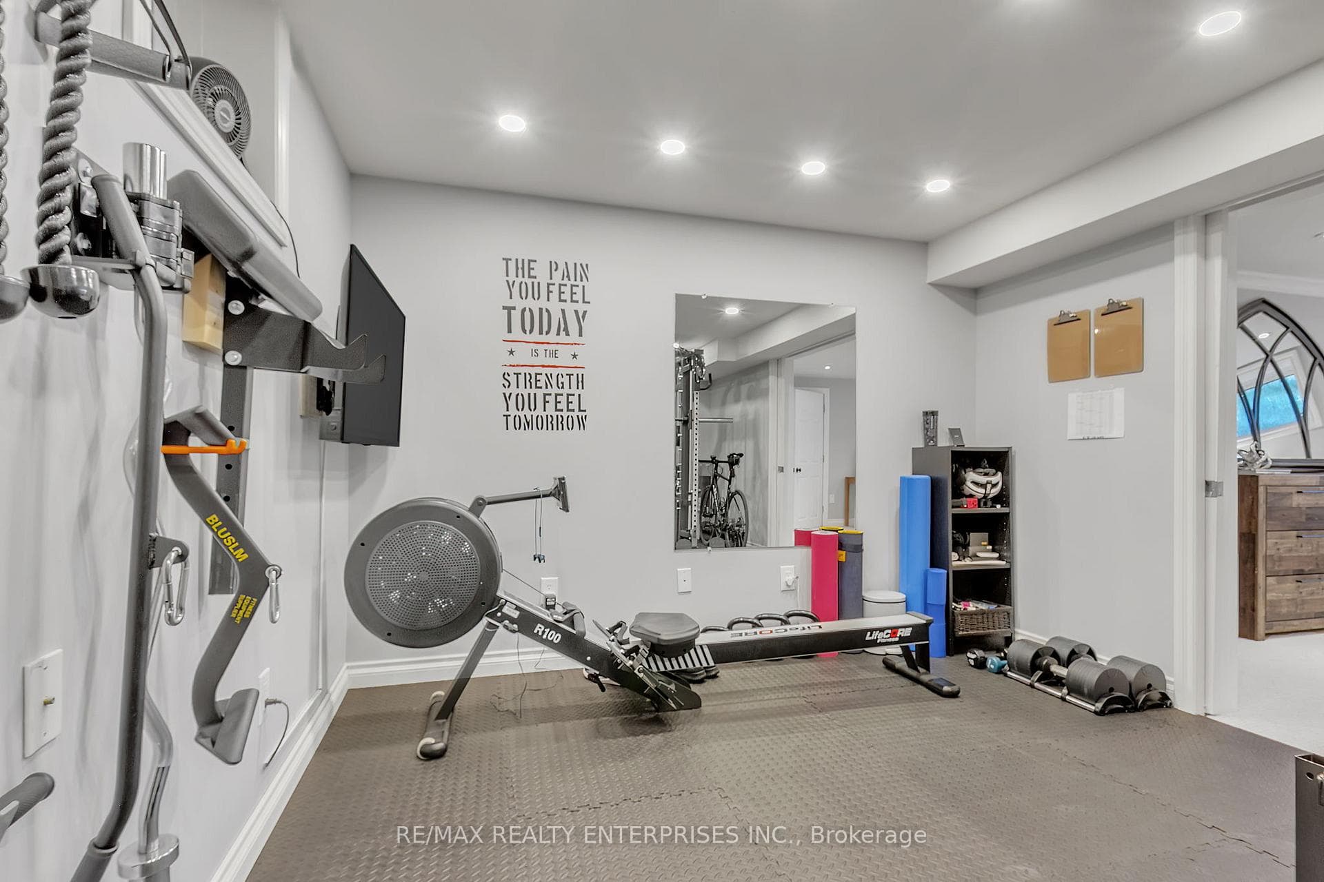 1720 Valentine Gardens photo 32