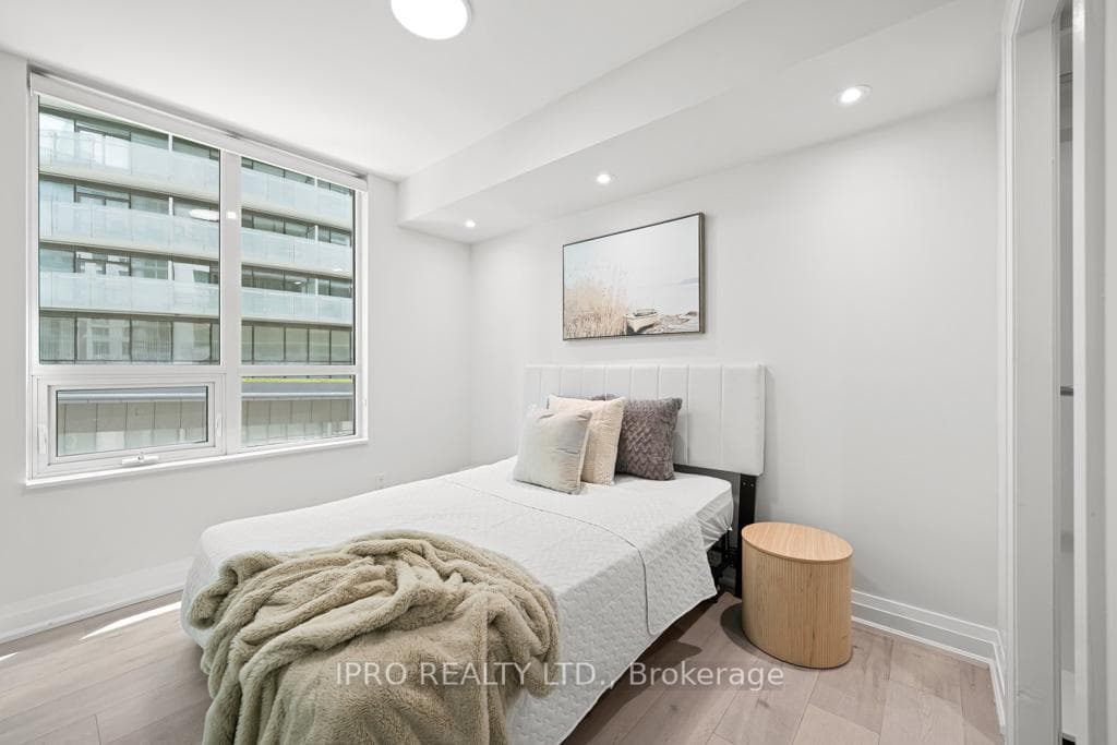 19 Grand Trunk Crescent Unit 506 photo 14
